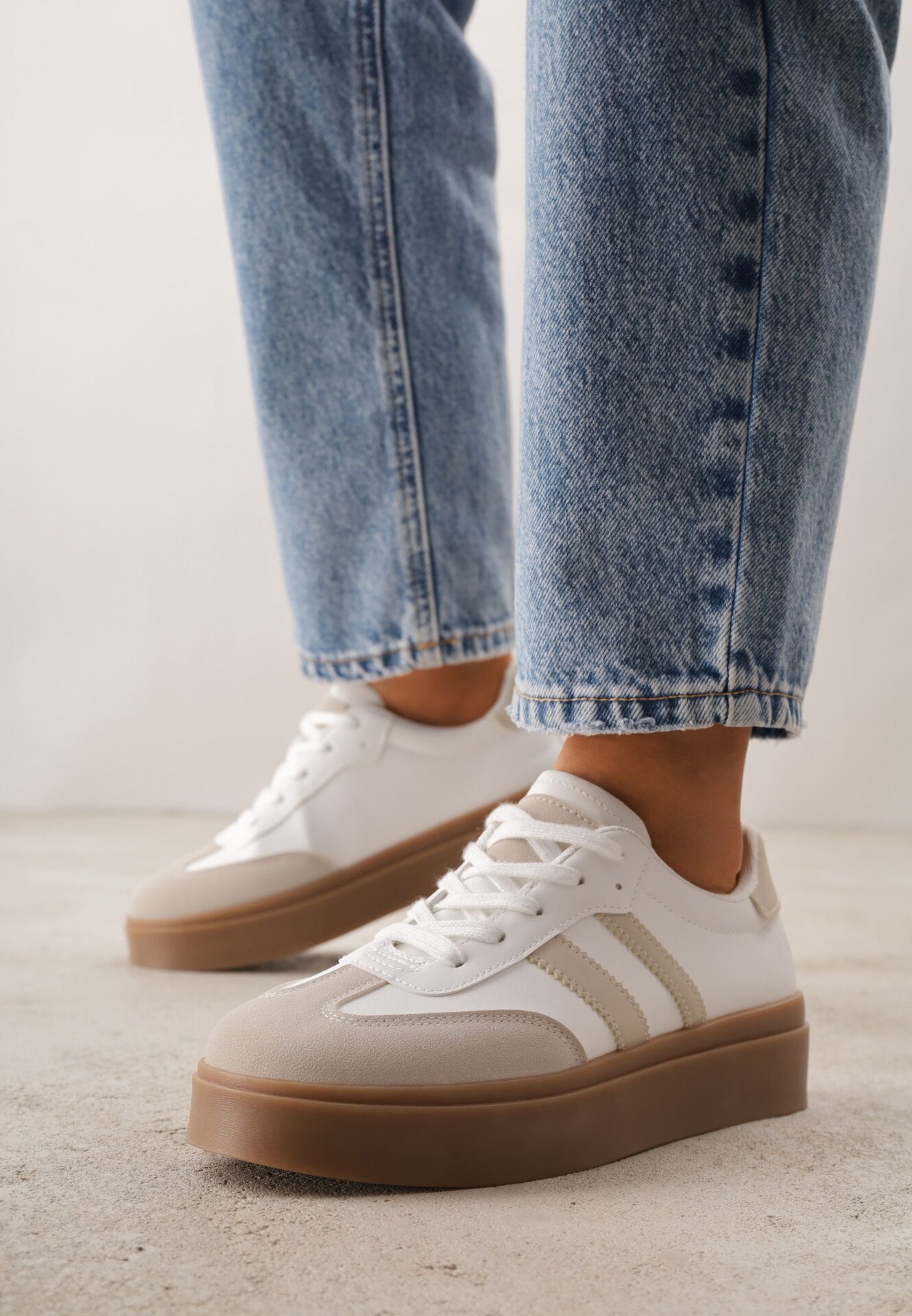 Adidași Bej-Alb în stil teniși cu model geometric Avelresil