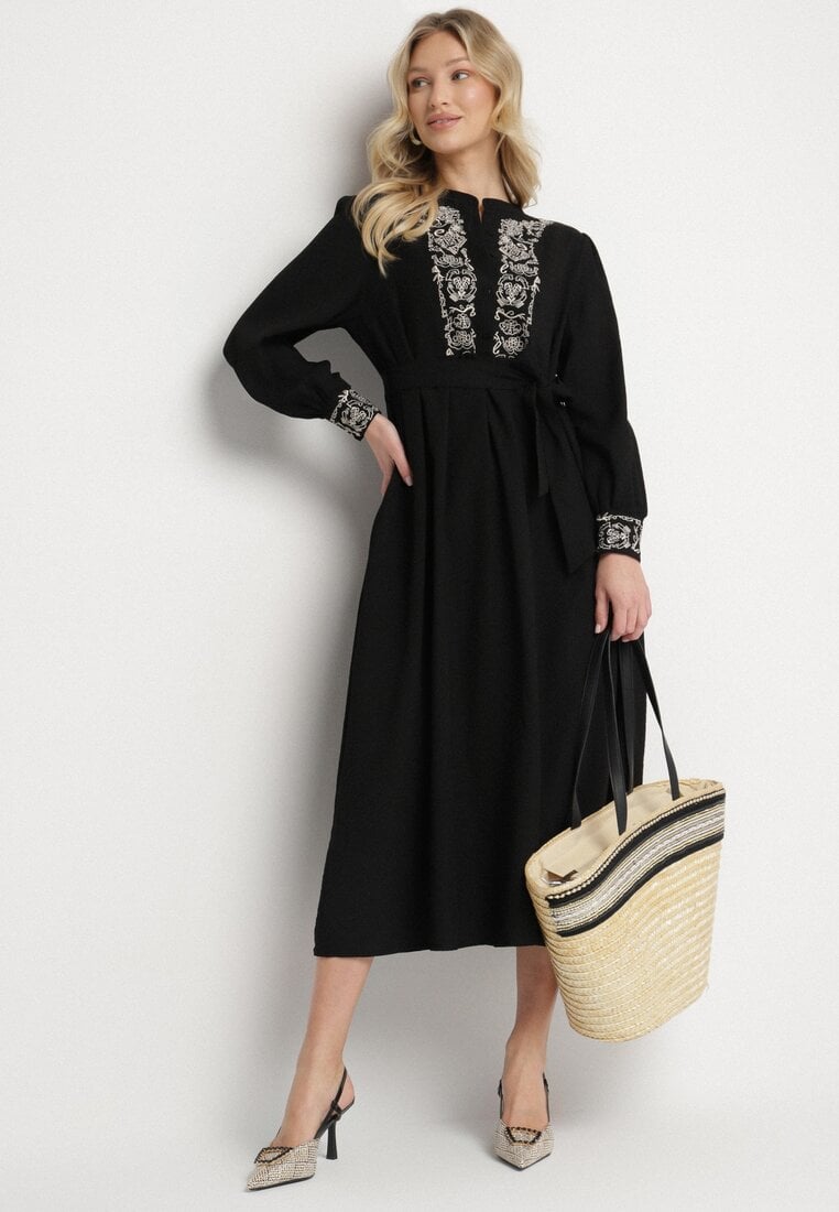Rochie Neagră cu Viscoză cu Croi Cloș cu Broderie și Curea Ninavela