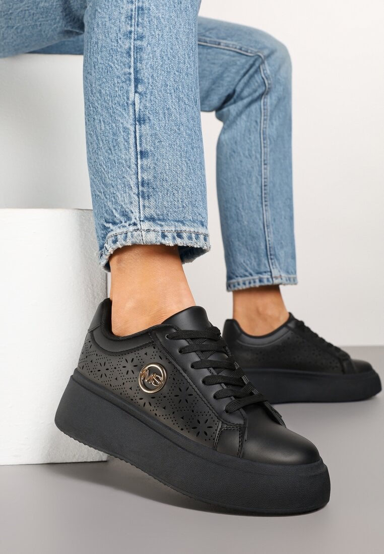 Sneakers negri cu platformă, decorați cu perforații ajurate și aplicație Camioria