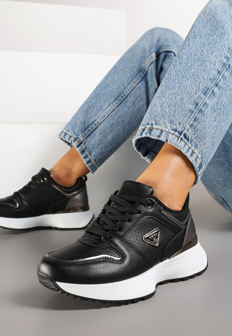 Adidași Negri cu Aplicație Triunghiulară și Perforație Sennevia