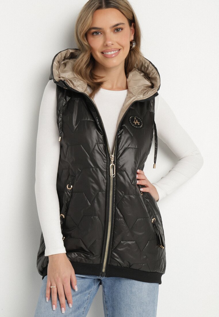 Vestă Matlasată Neagră cu Glugă și Aplicație Decorativă Deslira