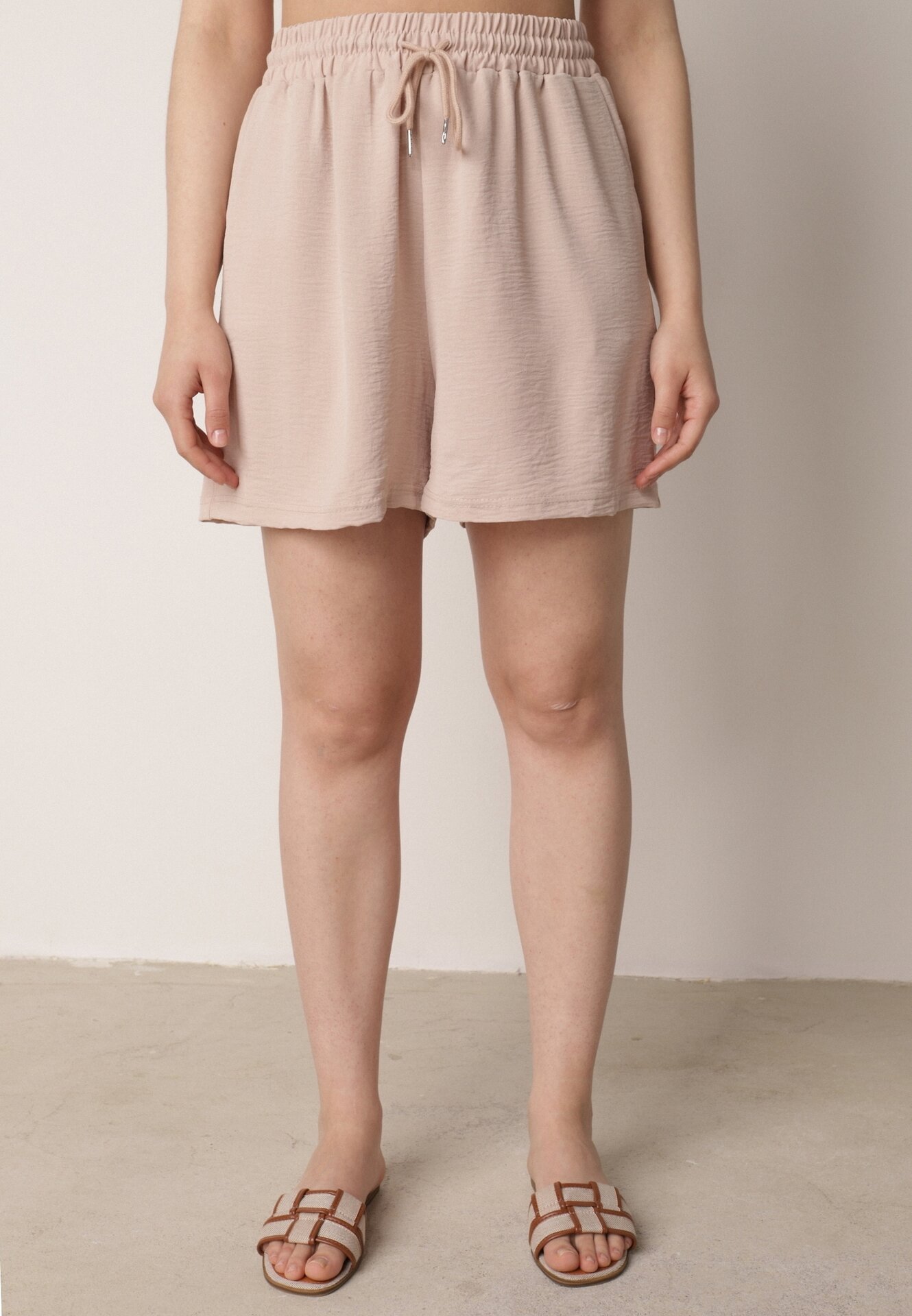 Pantaloni scurți Bej din viscoză și cu talie înaltă Puvea