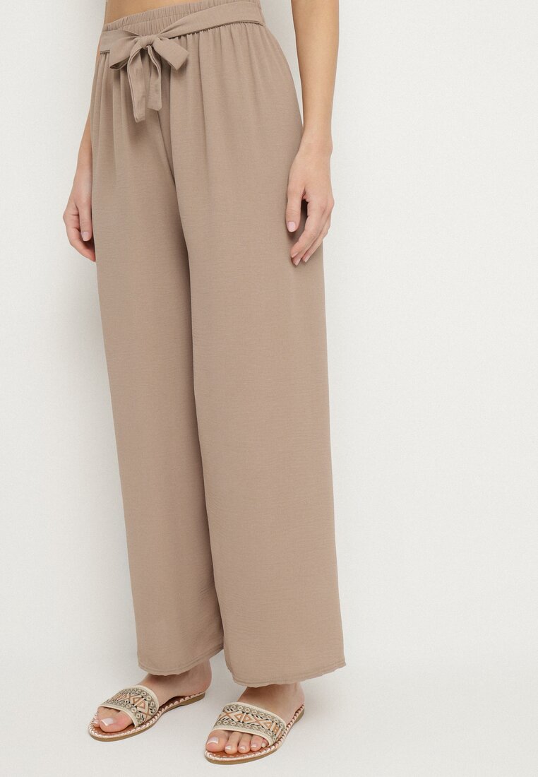 Pantaloni bej închis cu croială largă, cu talie înaltă și legătură în talie Reithessa