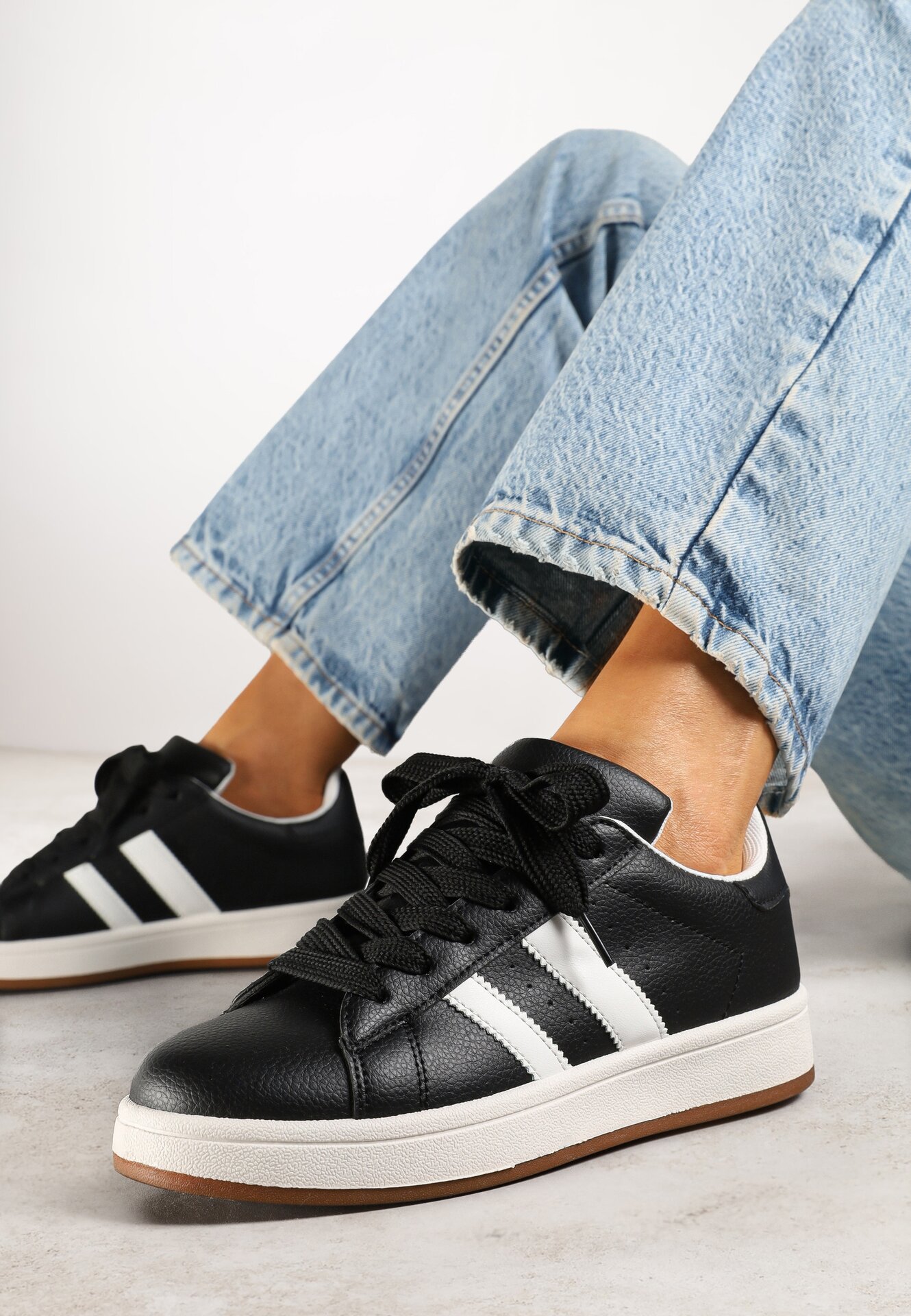 Sneakers Negre cu Perforații și Benzi Decorative Deolene