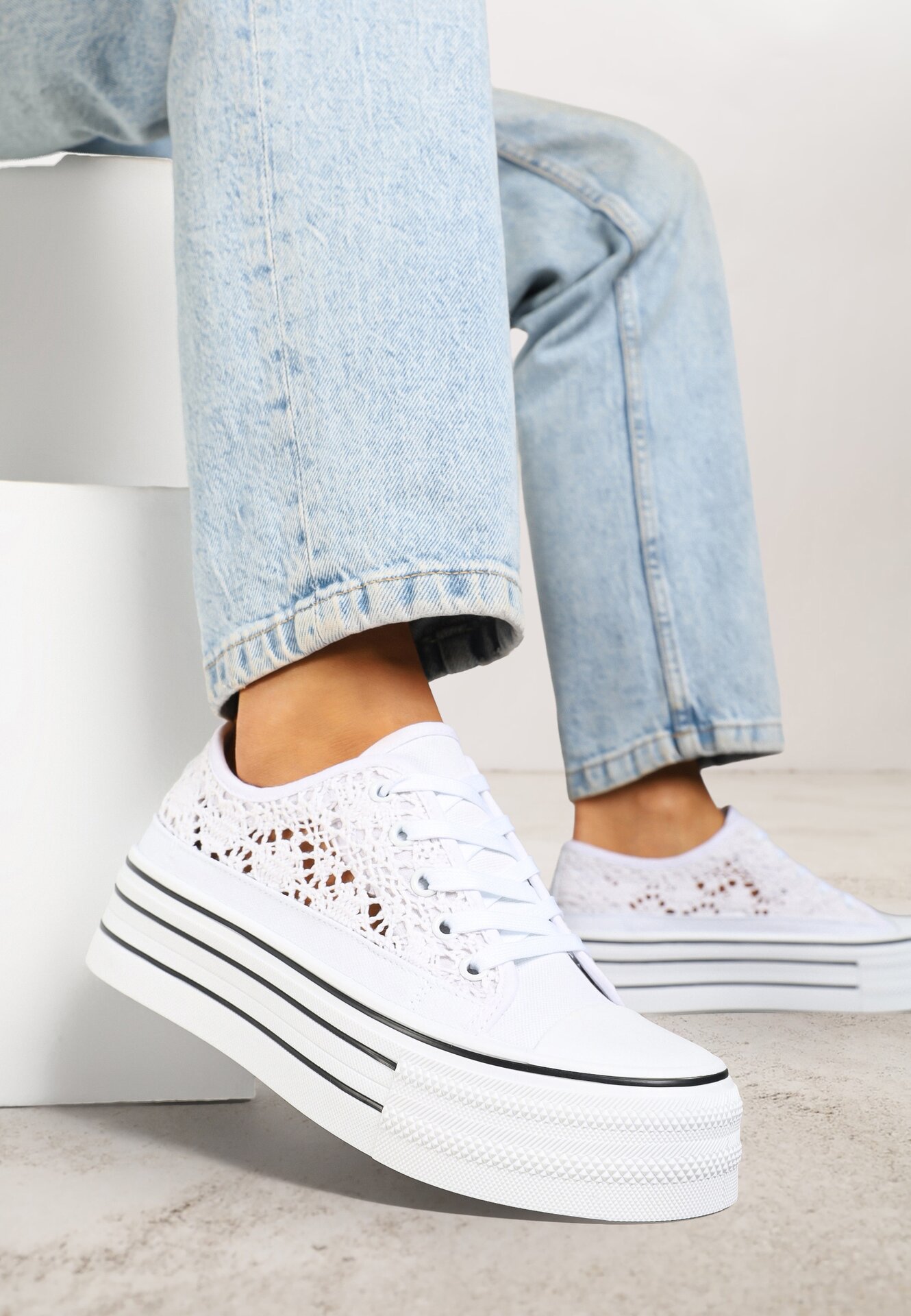 Tenisi Albi cu Talpă Groasă și Partea Superioară Decupată Felariona