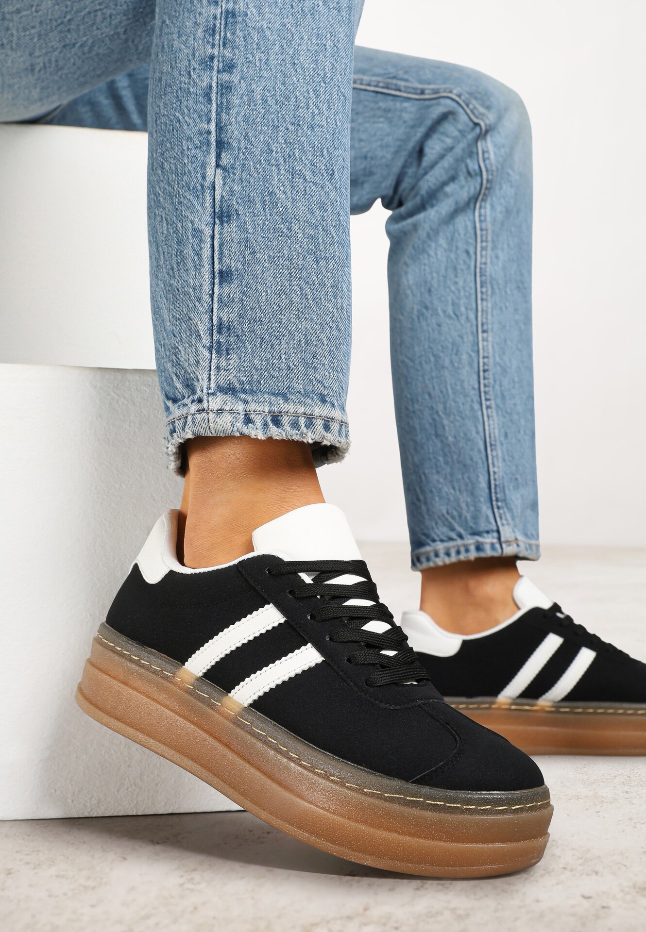 Sneakers negri pe talpă groasă cu model decorativ Felimala