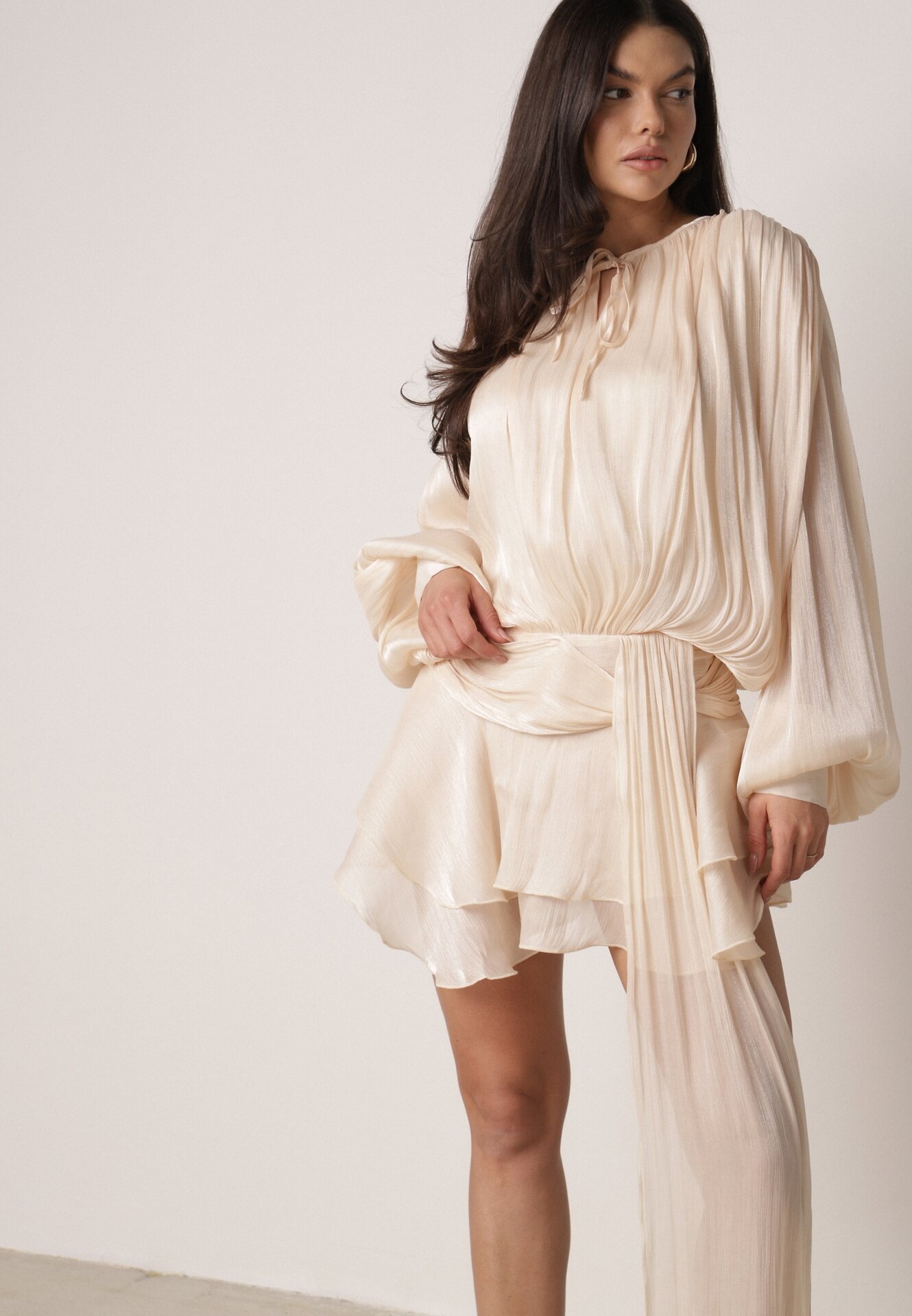 Rochie Bej cu croi bufant, volane, trenă și legătură Lunalina