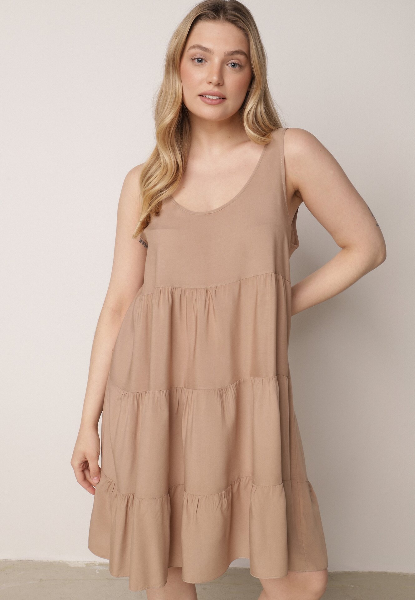 Rochie bej și evazată cu bretele și volane Criselles