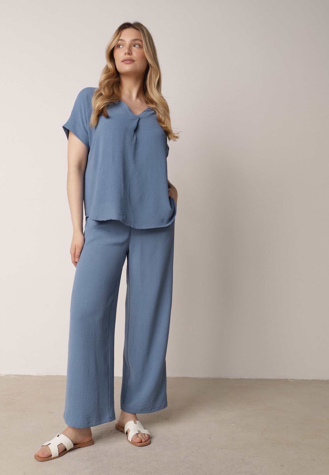 Set Albastru deschis din Viscoză Tricou cu mânecă scurtă și Pantaloni lejeri cu elastic cu buzunare Efraline