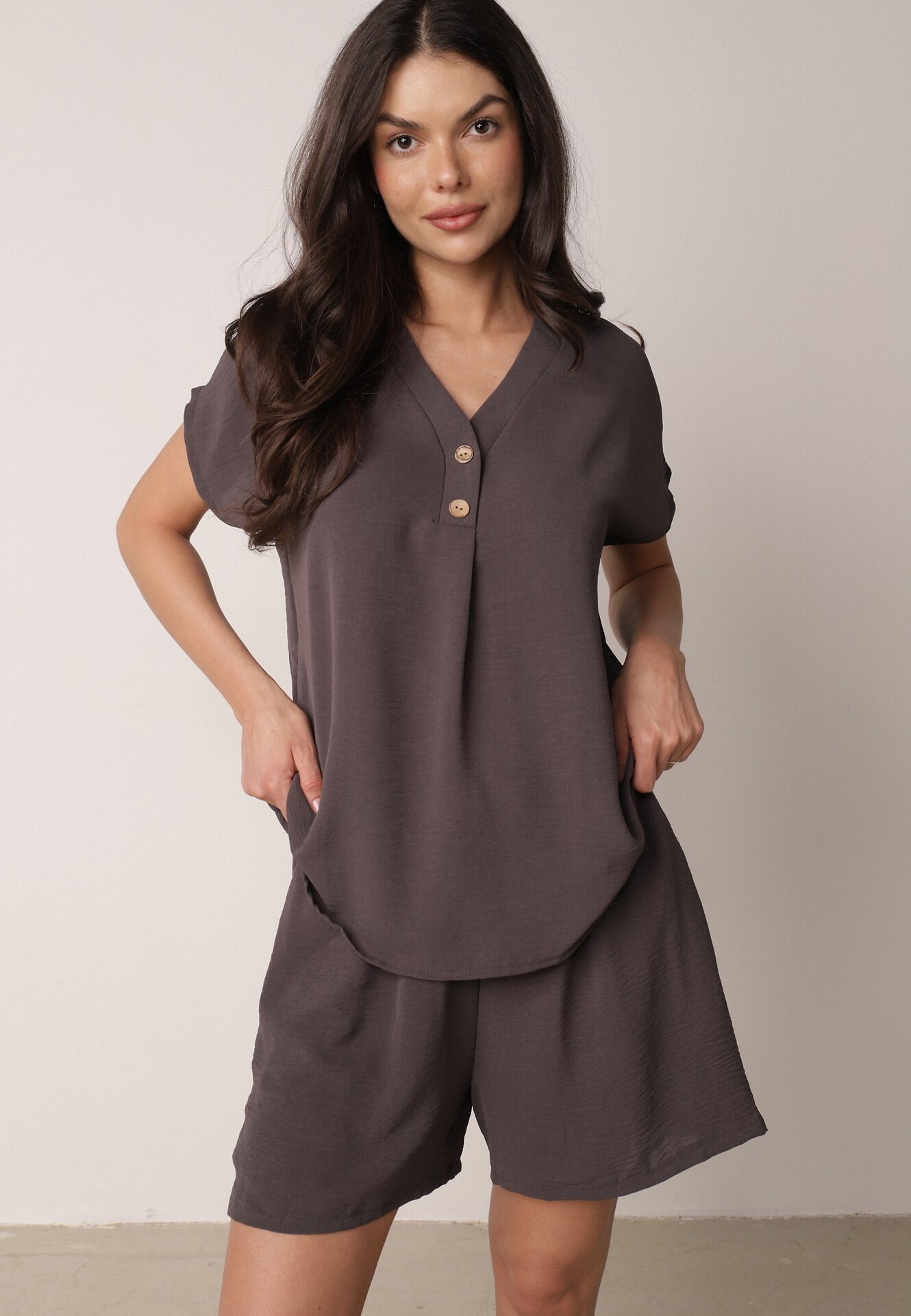 Set gri închis cu Viscoză Bluză decorată cu Nasturi și Pantaloni scurți Nitamea
