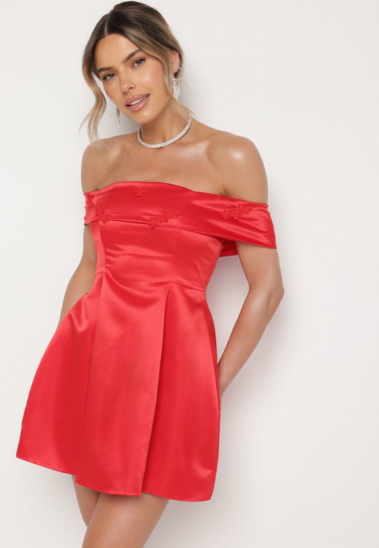 Rochie Roșie Satinată Stil Spaniol Vices cu Aplicații Florale Fennalisa