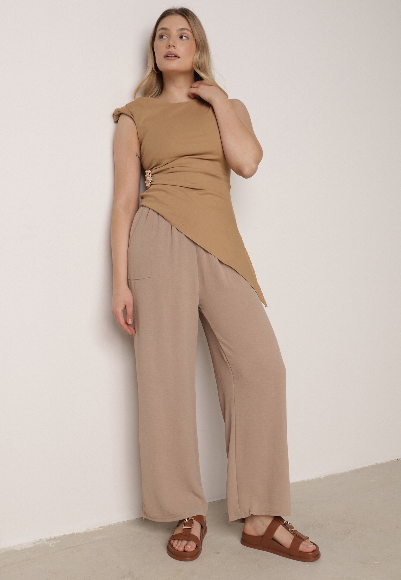 Pantaloni bej închis din viscoză cu croială largă cu șnur în talie Lavirre