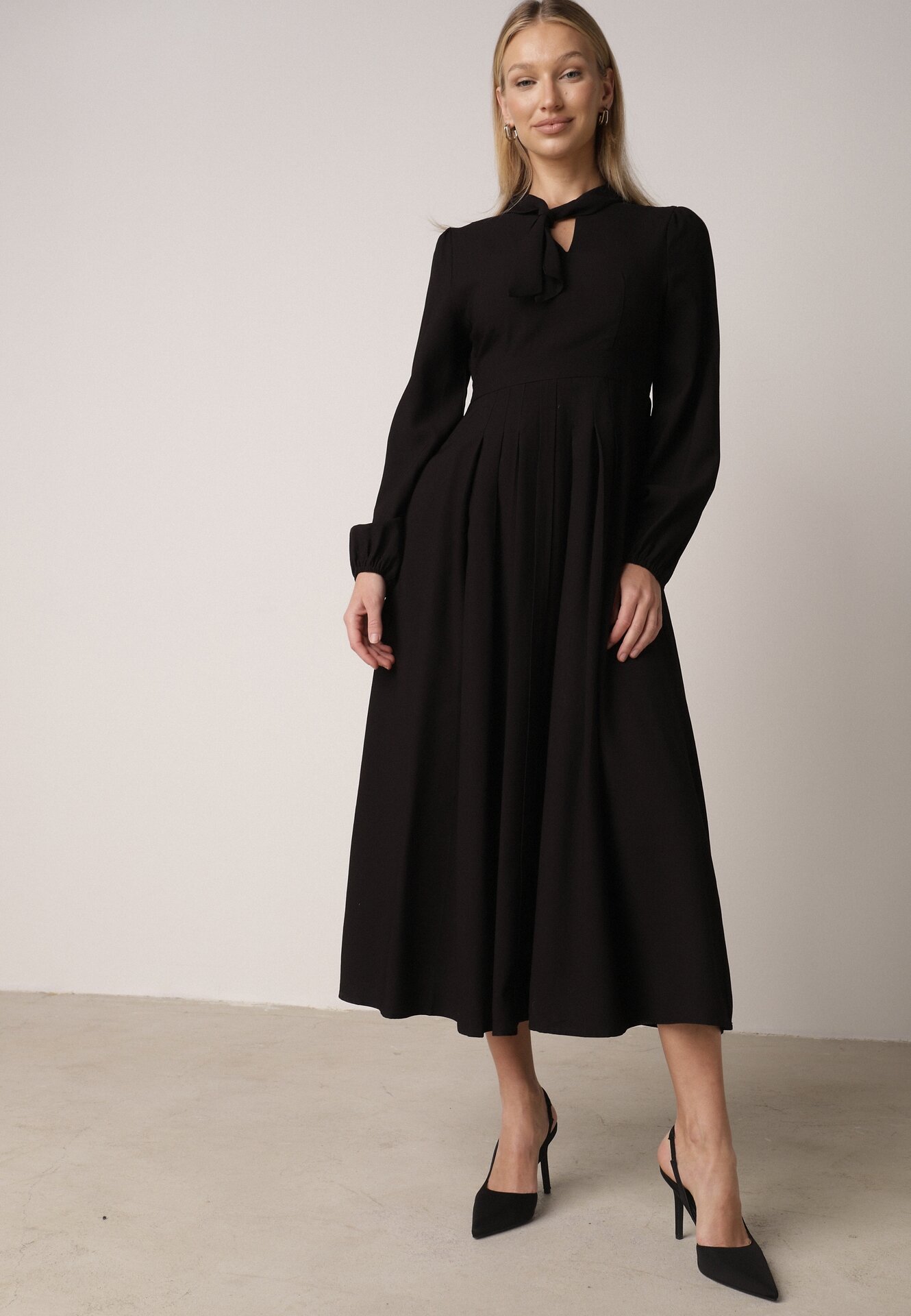 Rochie Neagră de Viscoză Plisată cu Cordon Asorrise