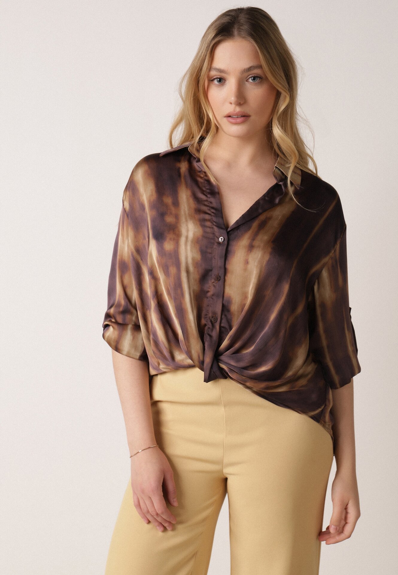 Cămașă Maro cu Drapaj în Partea de Jos și Mâneci Suflecate Estiria