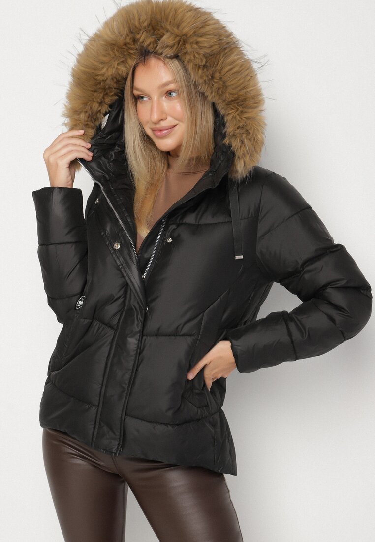 Geacă Neagră Matlasată cu Croială Trapezoidală cu Glugă cu Blană Lanarela