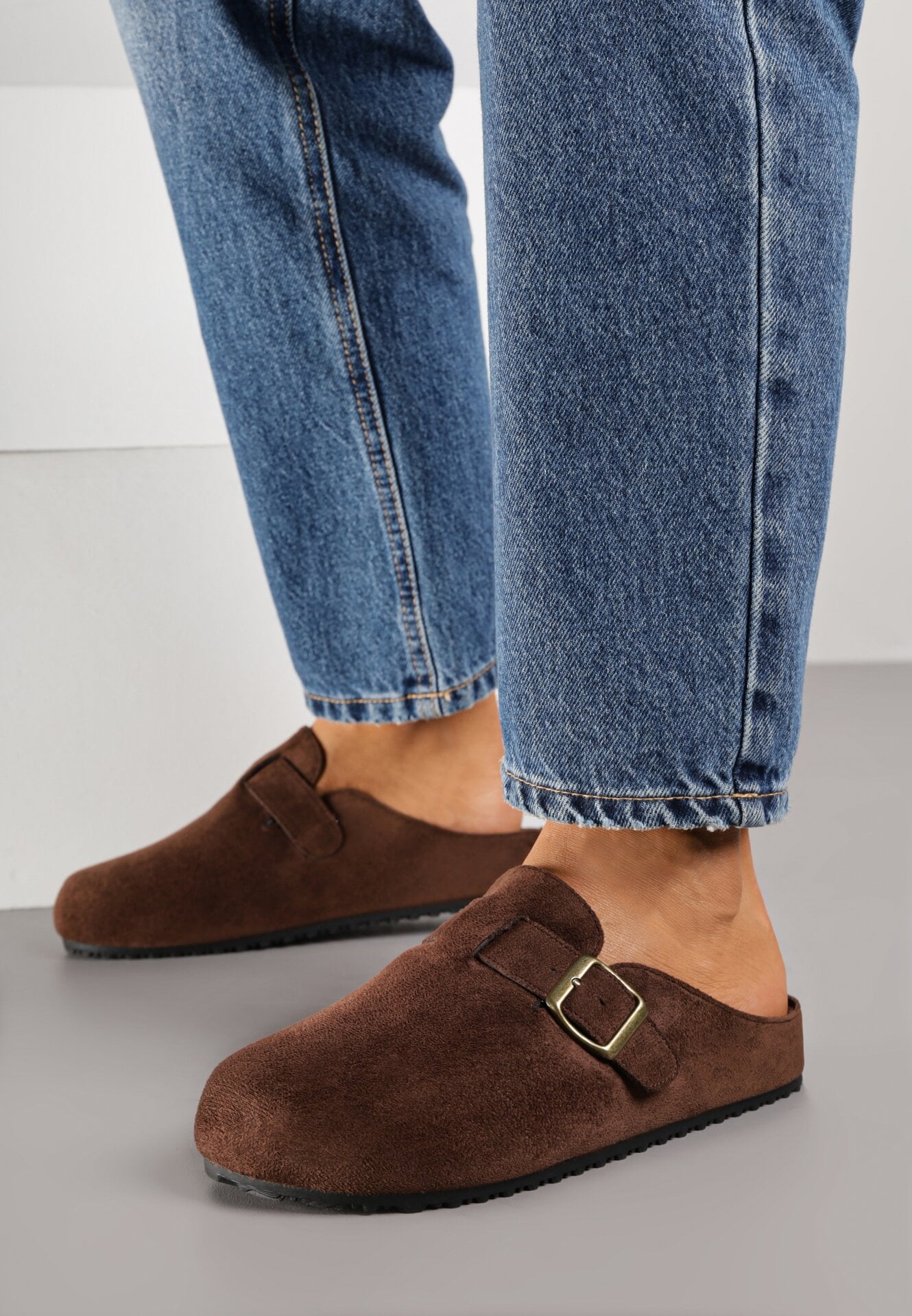 Papuci Maron închis Tip Mule din Imitație de Velur cu Baretă cu Cataramă Anevitta