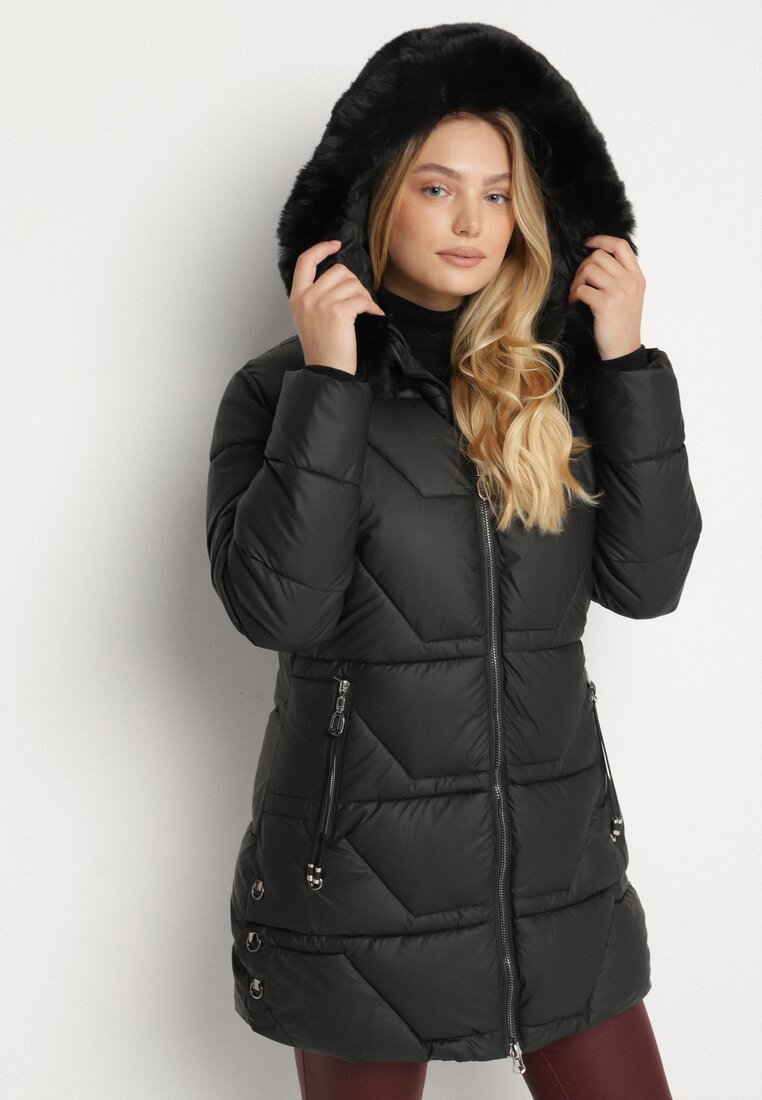 Jachetă Cambrată Neagră cu Cusături Matlasate și Glugă cu Blană Avileria