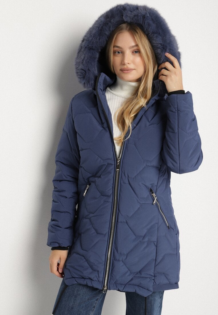 Geacă Clasică Albastră cu Cusături Matlasate și Glugă cu Blană Raffisa