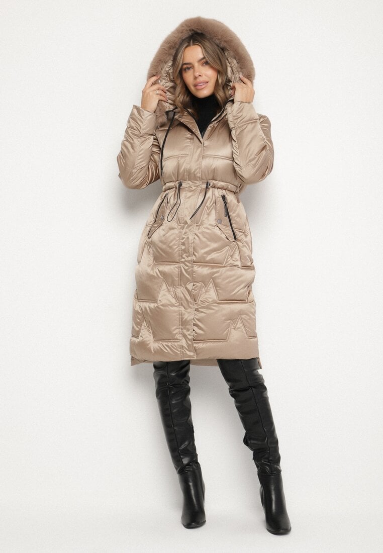 Geacă matlasată bej închisă cu croială lungă cu șnur în talie și cu glugă Galita