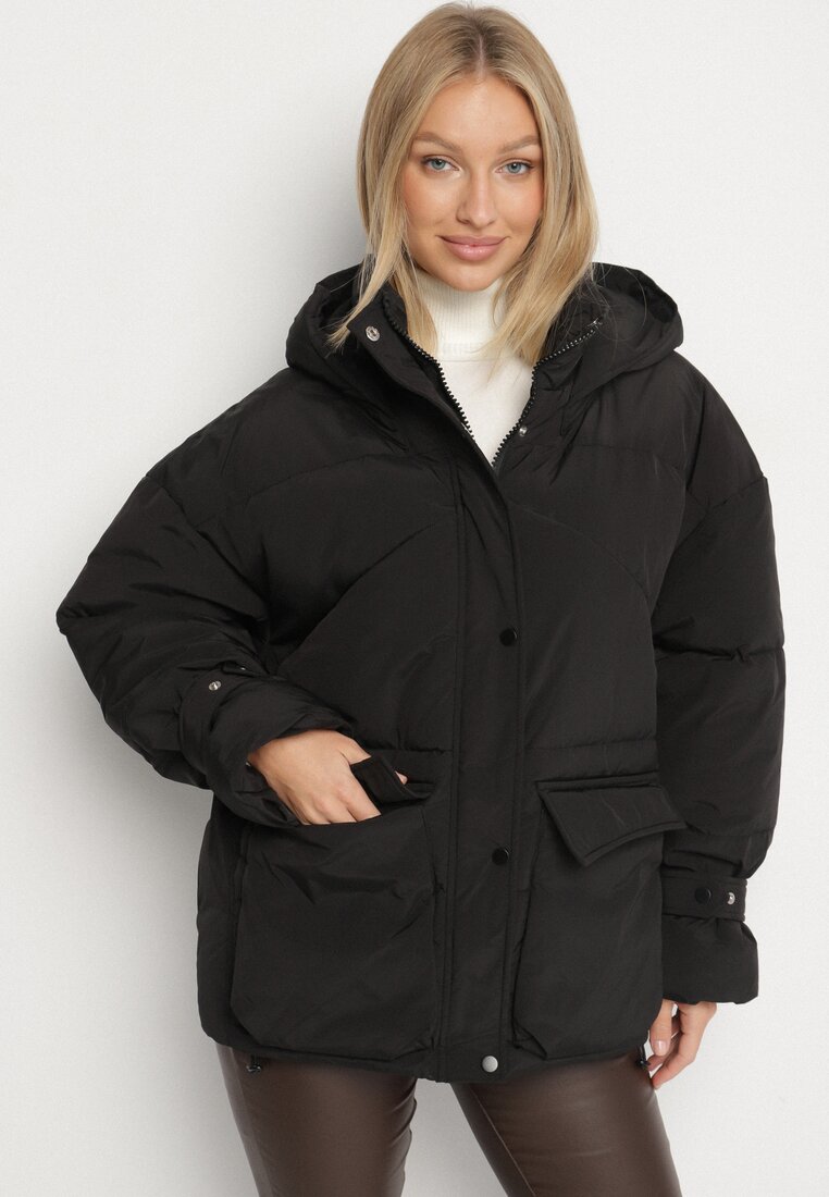 Geacă Neagră Matlasată Oversize cu Glugă și Curele la Mâneci Unitessa