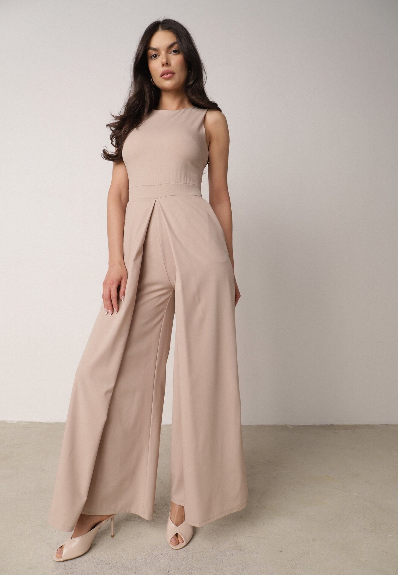 Salopetă Bej Elegantă cu Pense Decorative Zellysha