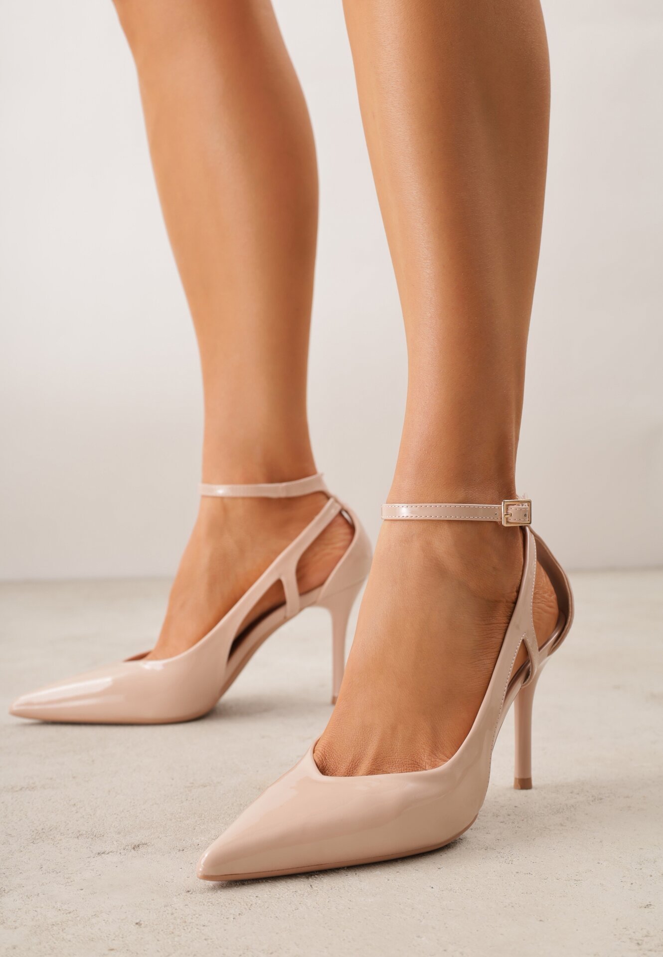 Pantofi stiletto bej lăcuiți decorați cu decupaje Ynisorin