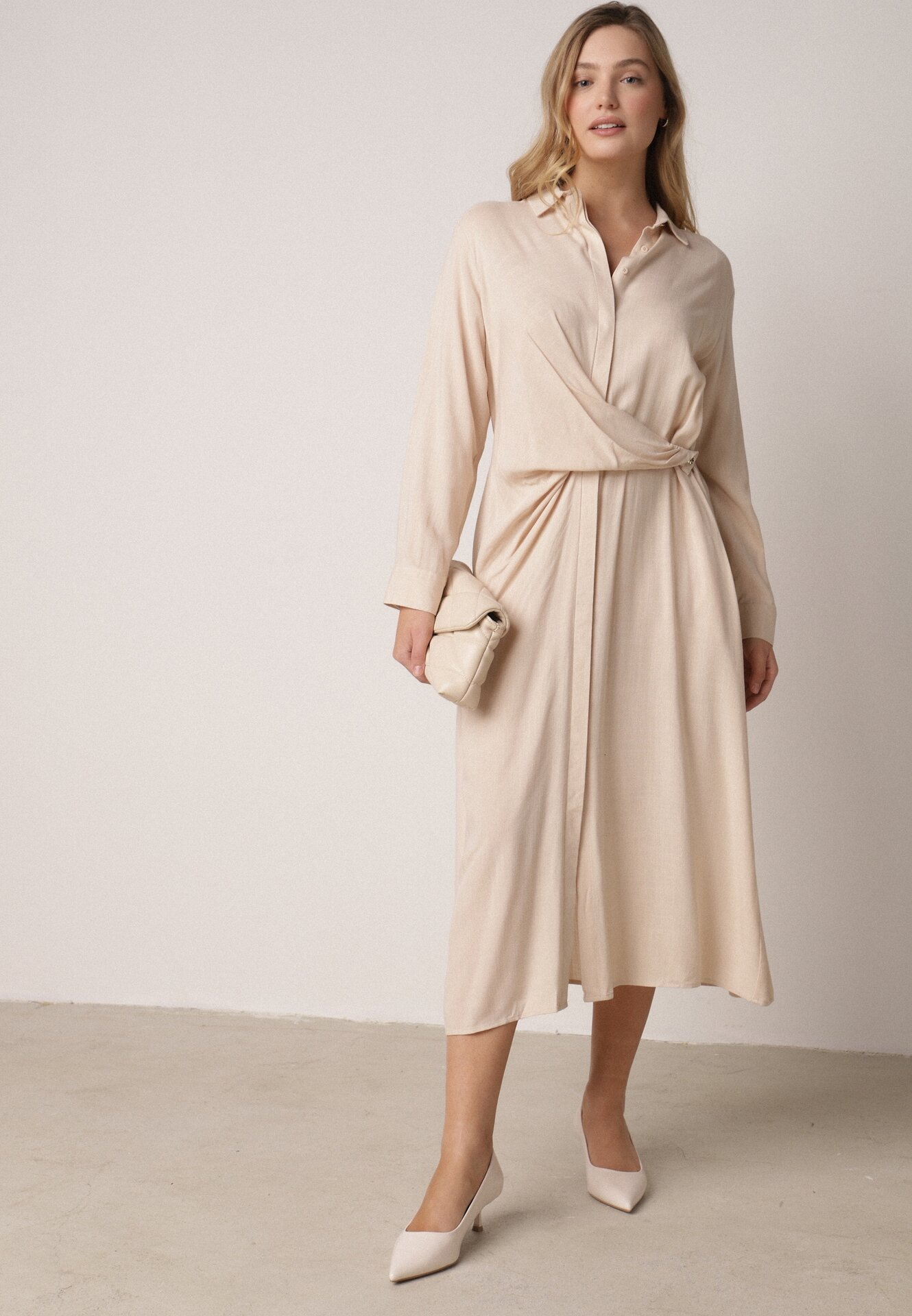 Rochie cămașă bej din viscoză cu încrețituri și nasture în talie Lennatha