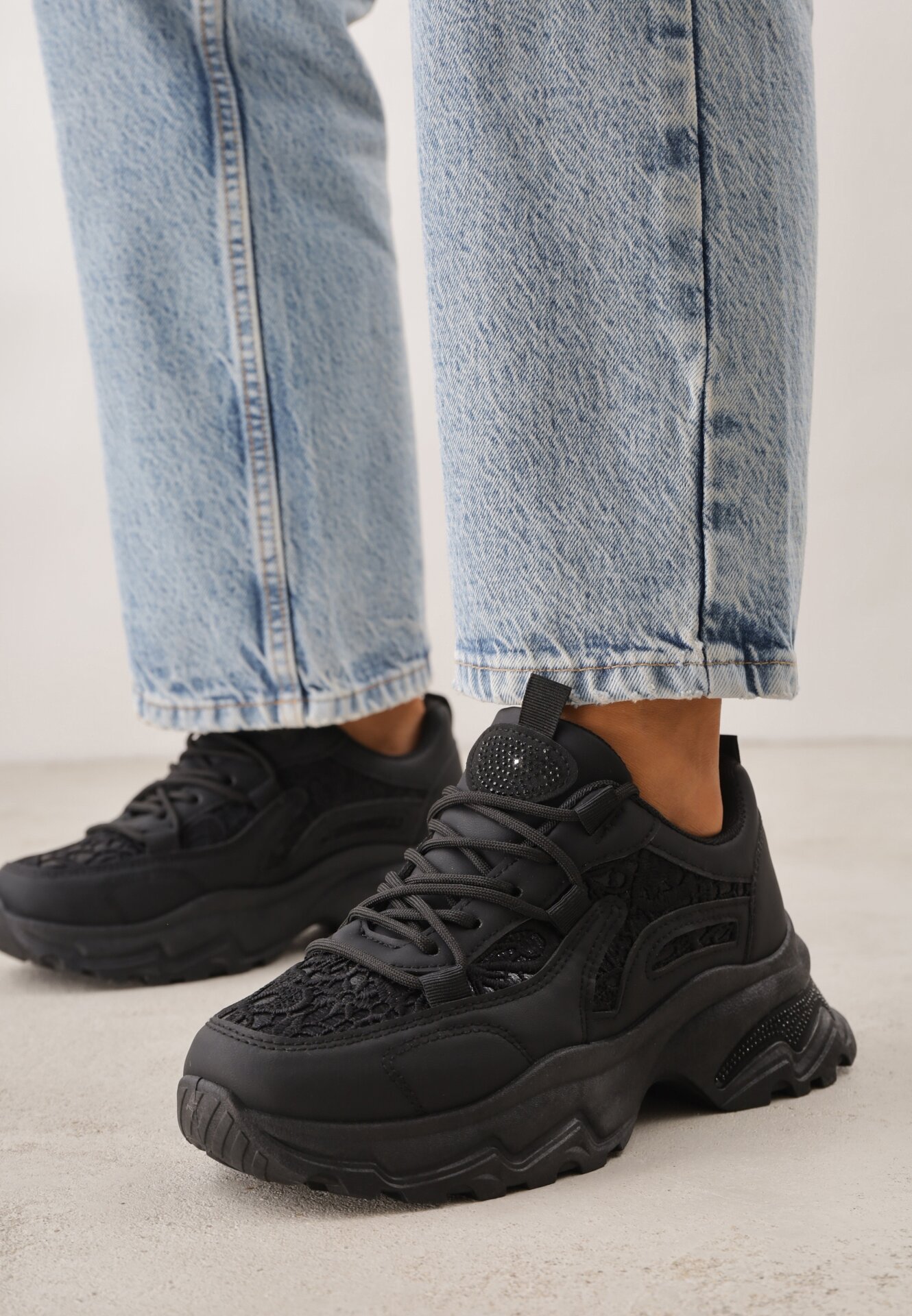 Adidași Negri cu Talpă Groasă, cu Inserții din Dantelă și cu Zirconii Sephialle