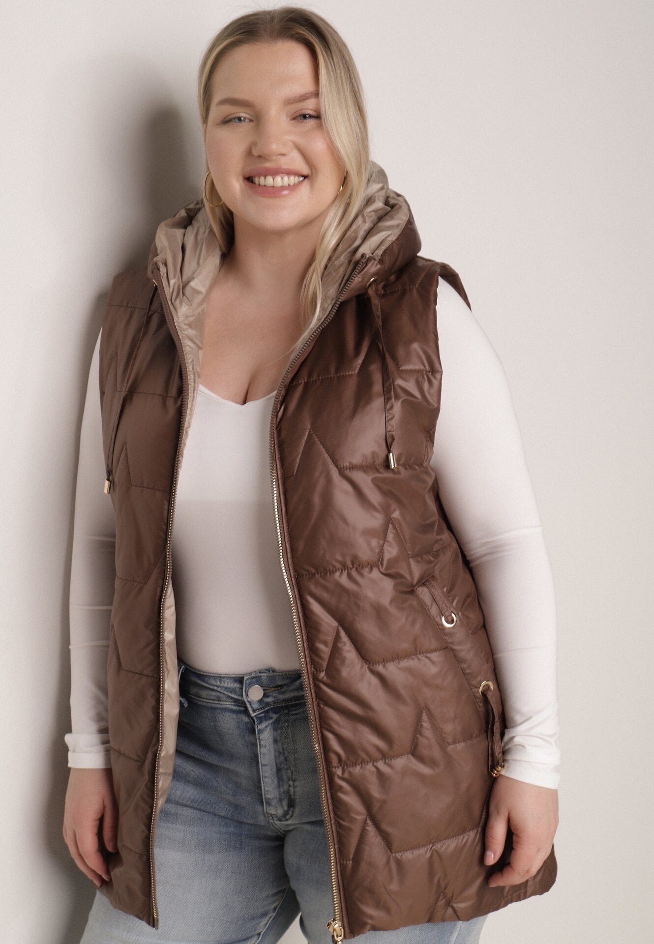 Vestă Maro cu glugă nedetașabilă și matlasare geometrică Kalousa