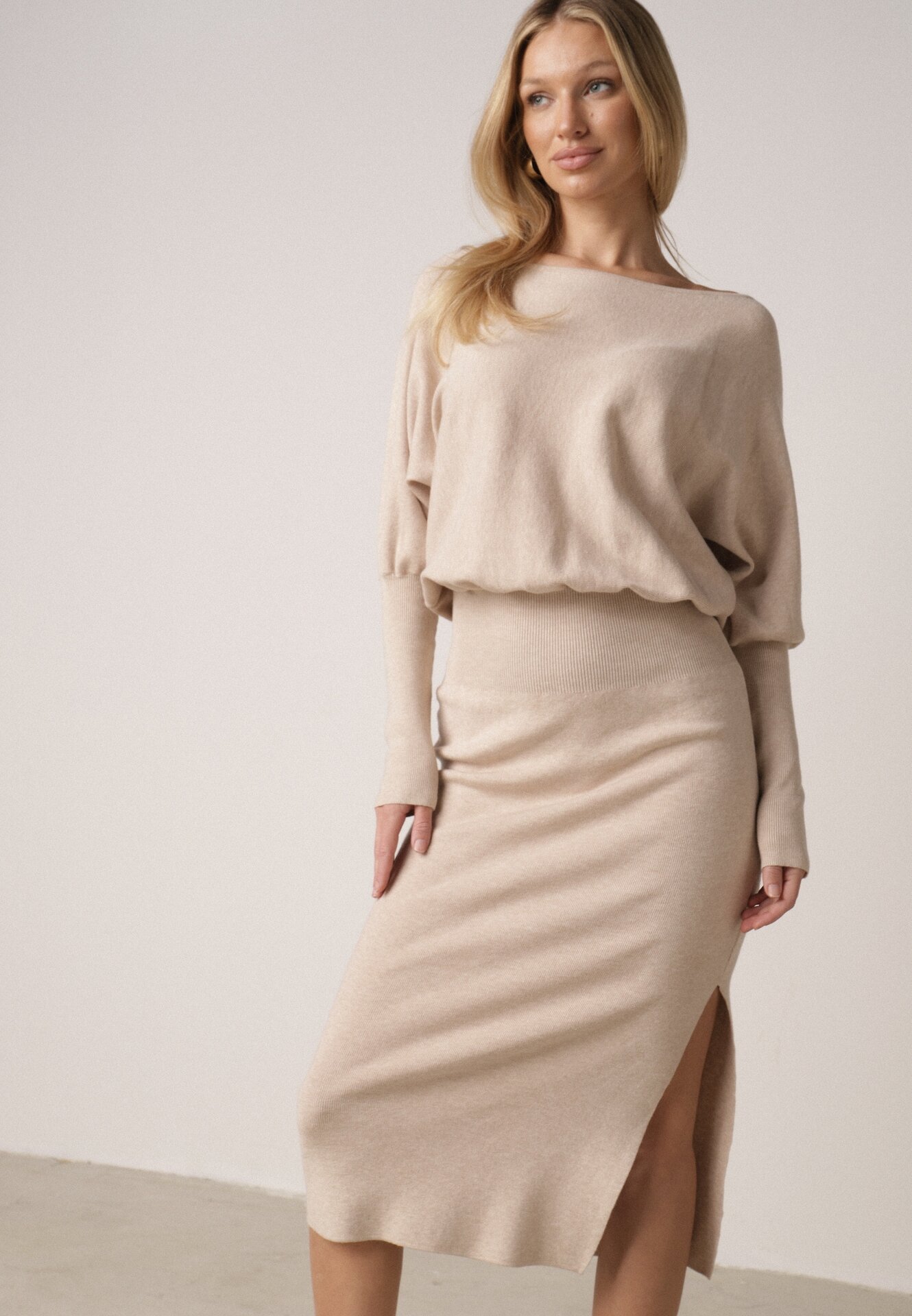 Rochie Tricotată Bej cu Vâscoză cu croială tip liliac cu decolteu barcă Tisan