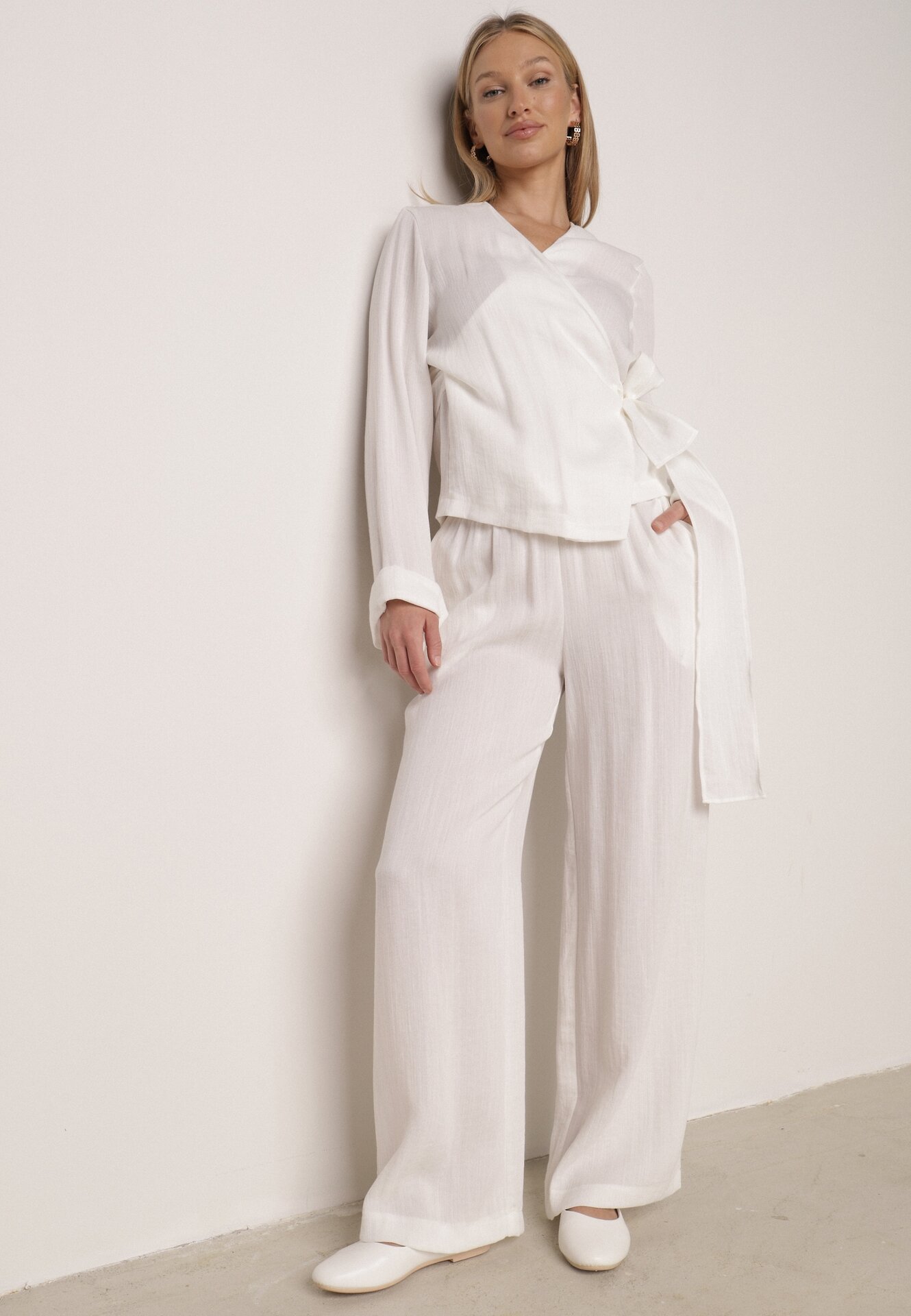 Pantaloni Albi din Vâscoză cu Picioare Largi și Legătură în Talie Terisanna