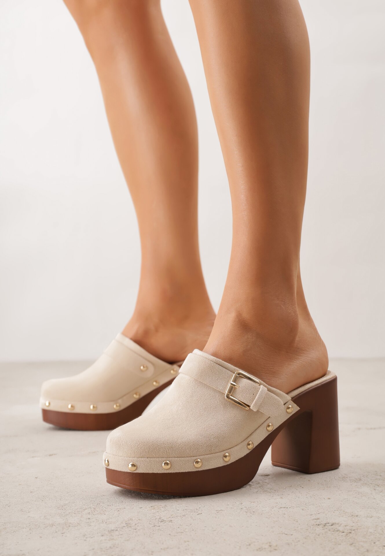 Papuci Bej cu toc tip saboți decorate cu nituri și catarame Herminna