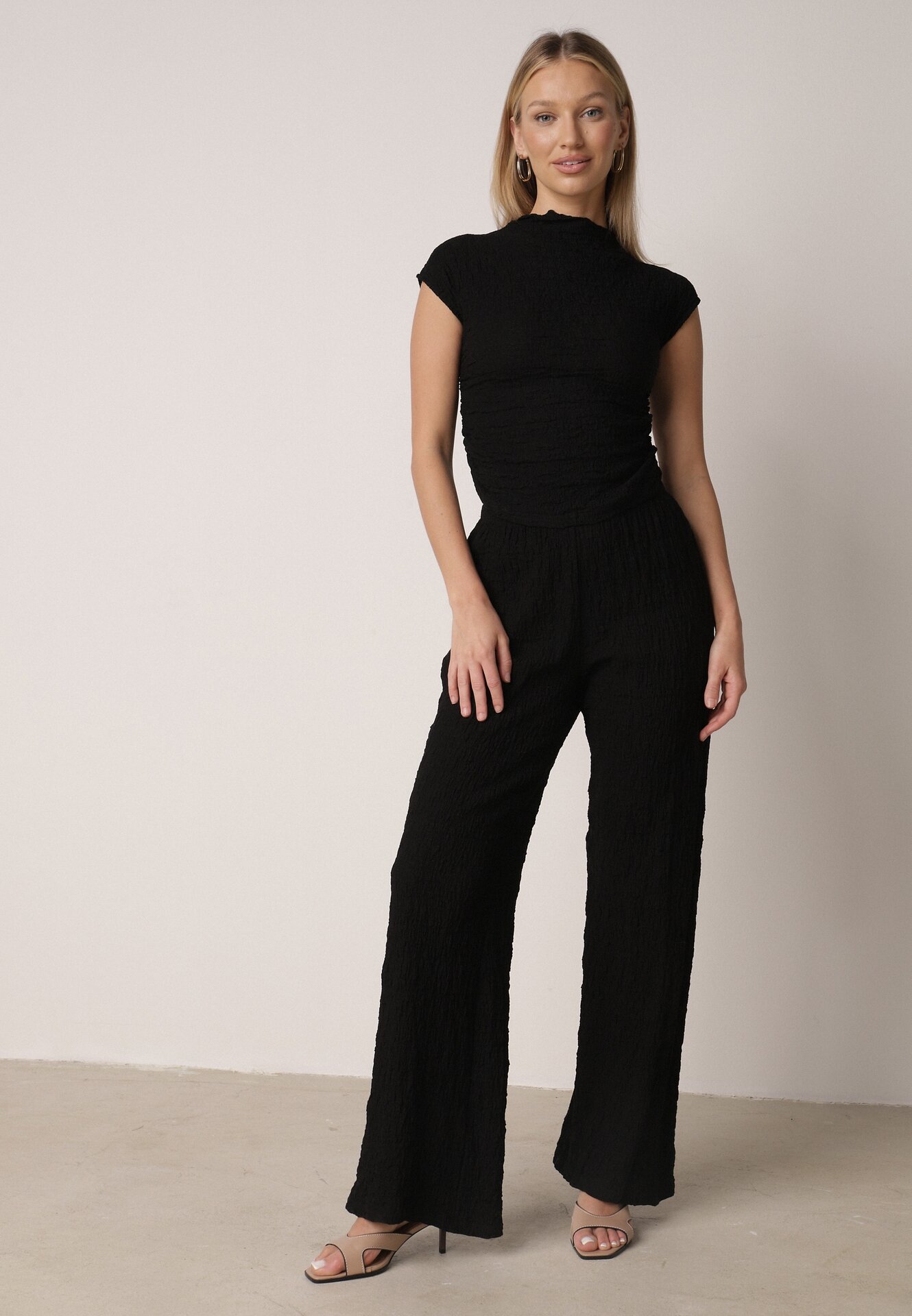 Set Negru Neted Pantaloni Largi și Bluză Drapată cu Guler Înalt Merithie