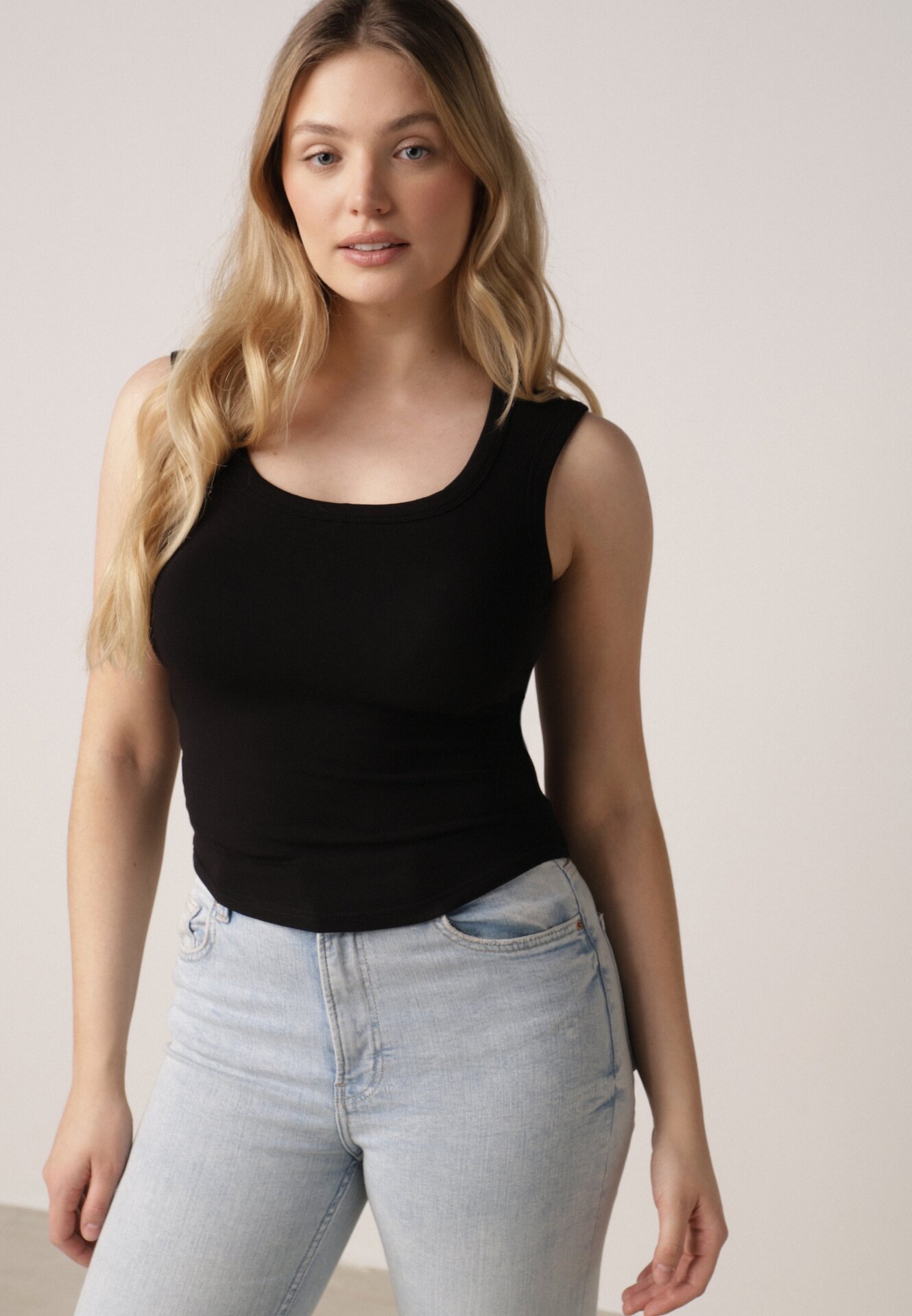 Top Negru Cambrat Fără Mâneci Din Viscoză Cu Decolteu Pătrat Madu