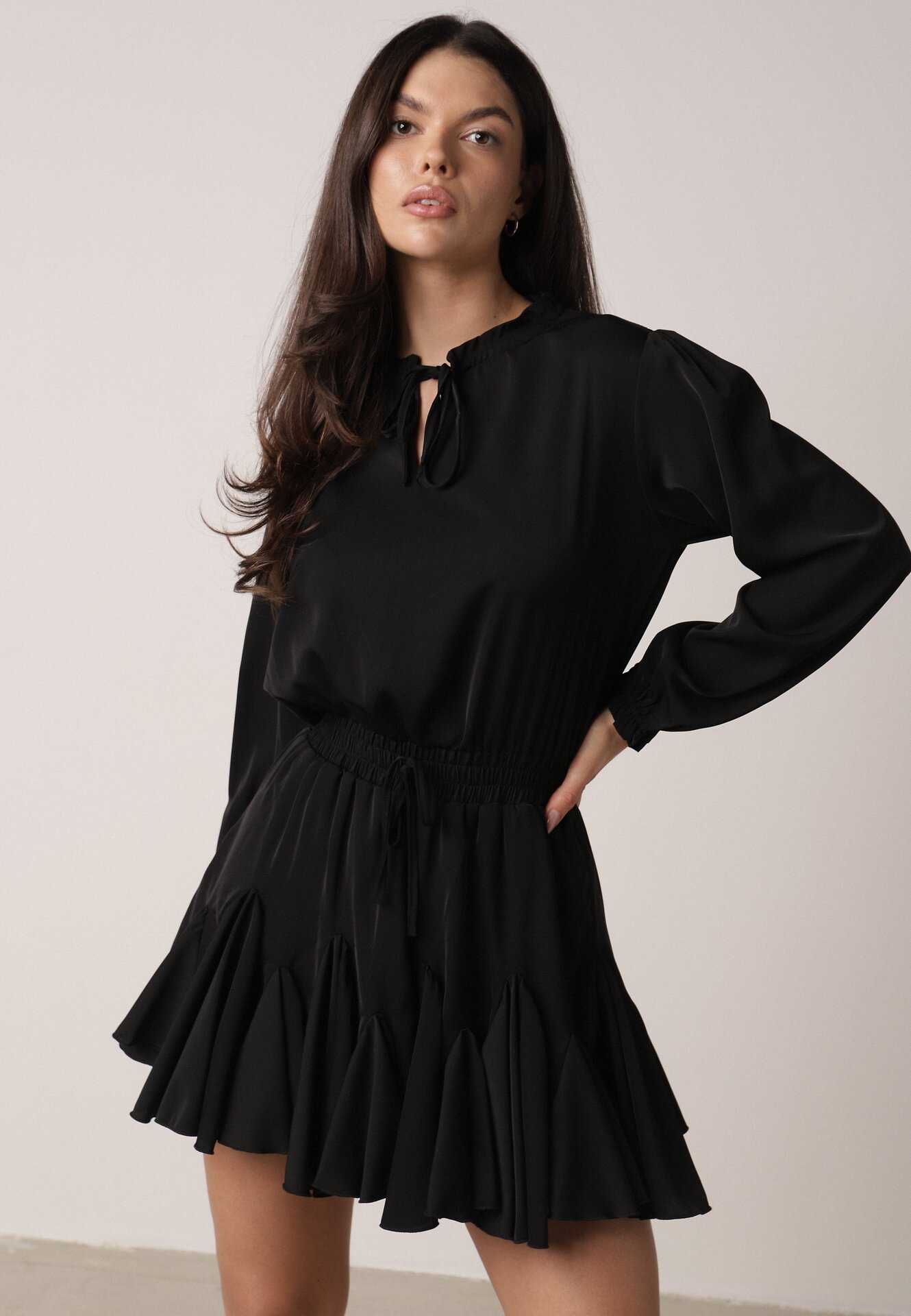 Rochie Neagră Evazată cu Viscoză Decorată cu Volane și Legătură Lerienatia