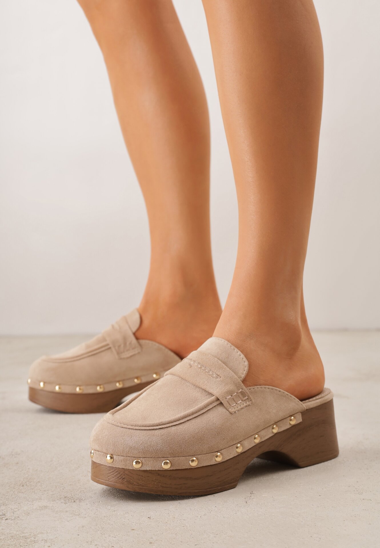 Papuci Bej Saboți în Stil Mocasini cu Nituri Hanaria