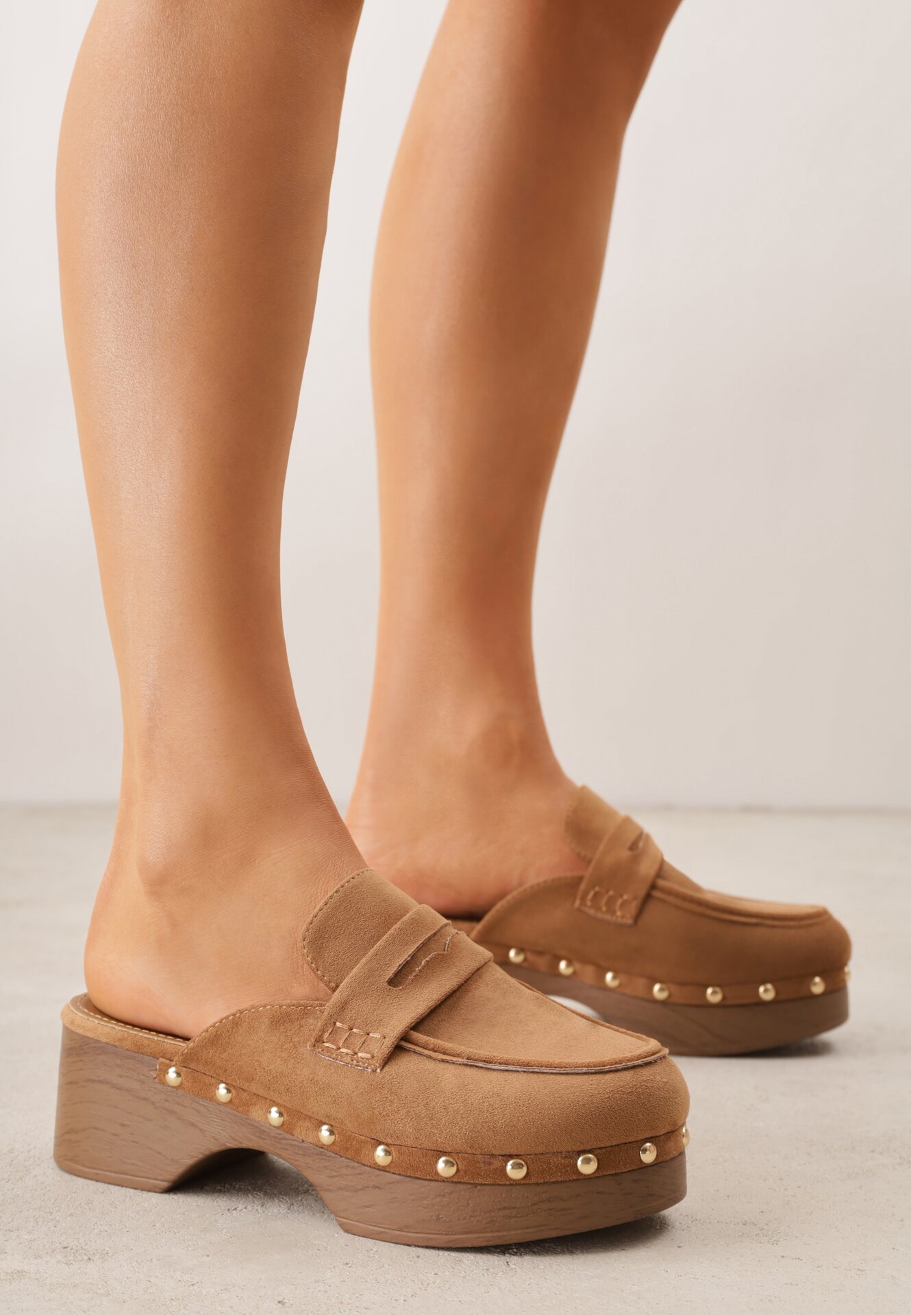 Papuci Saboți Maro Deschis Stil Mocasin Cu Nituri Hanaria