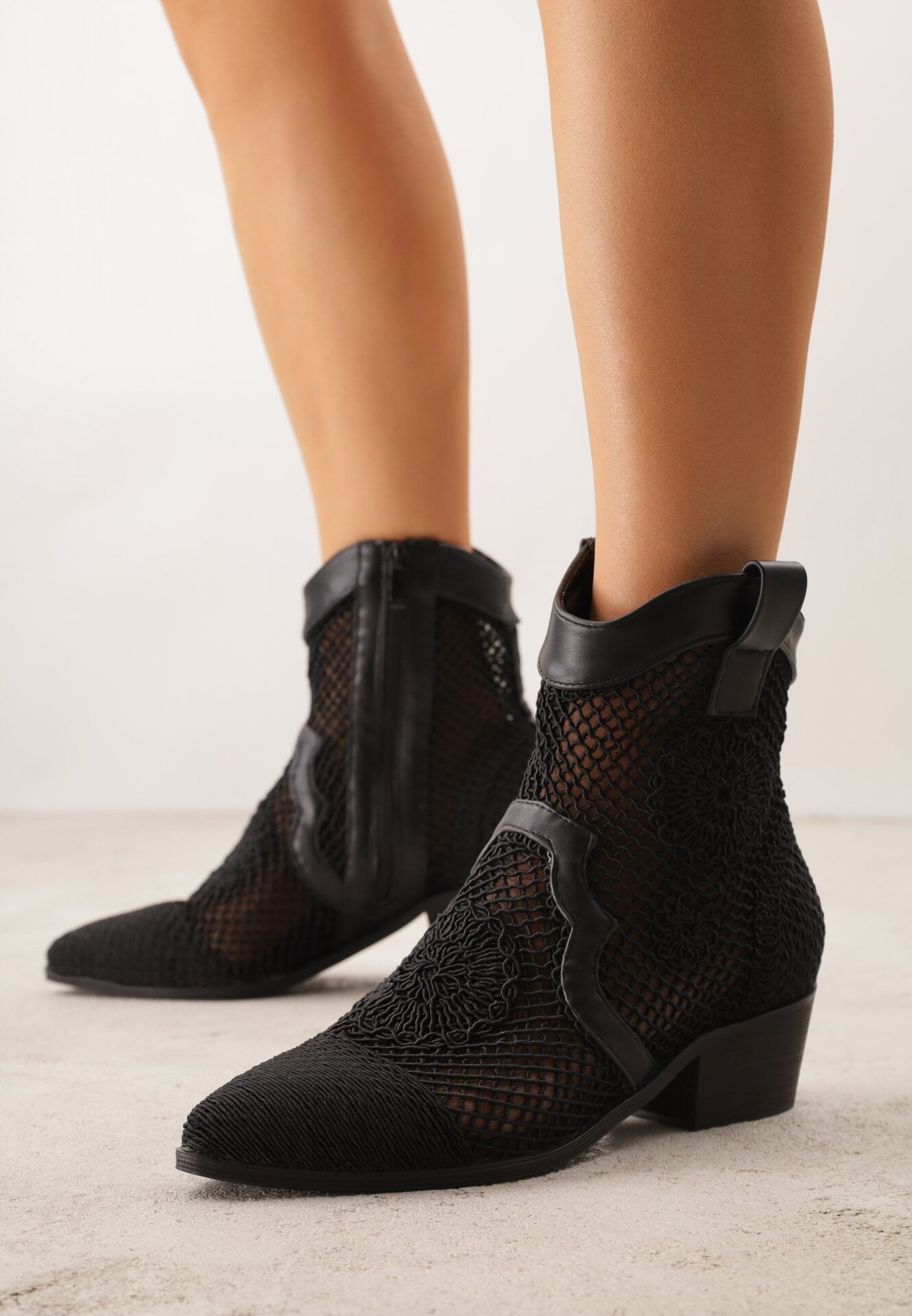 Botine Negre Decupate Stil cowboy cu Broderie pe Toc Jos Tip Con Bertolina