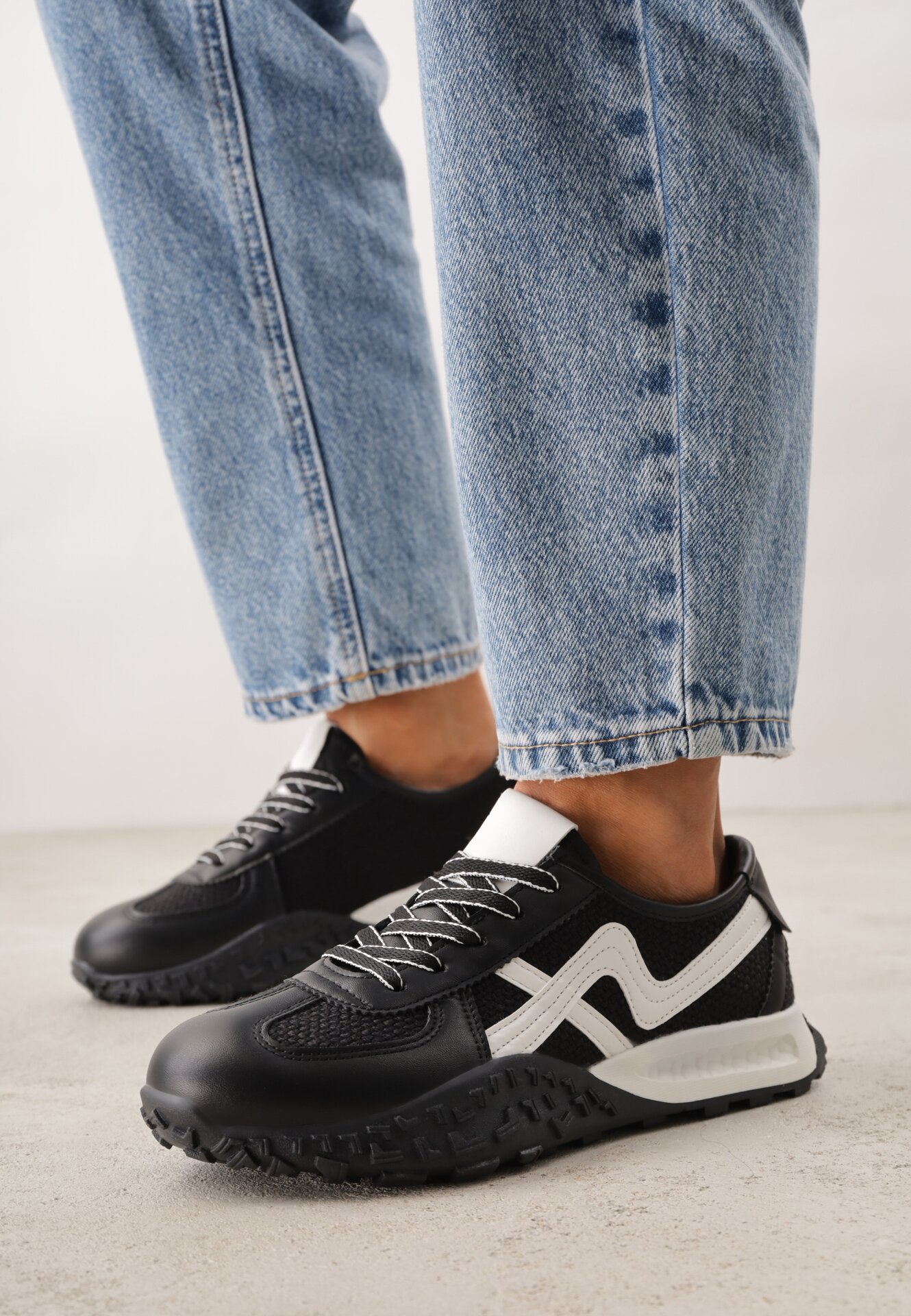 Adidași Negri cu talpă abstractă cu relief și curele decorative Emaliane