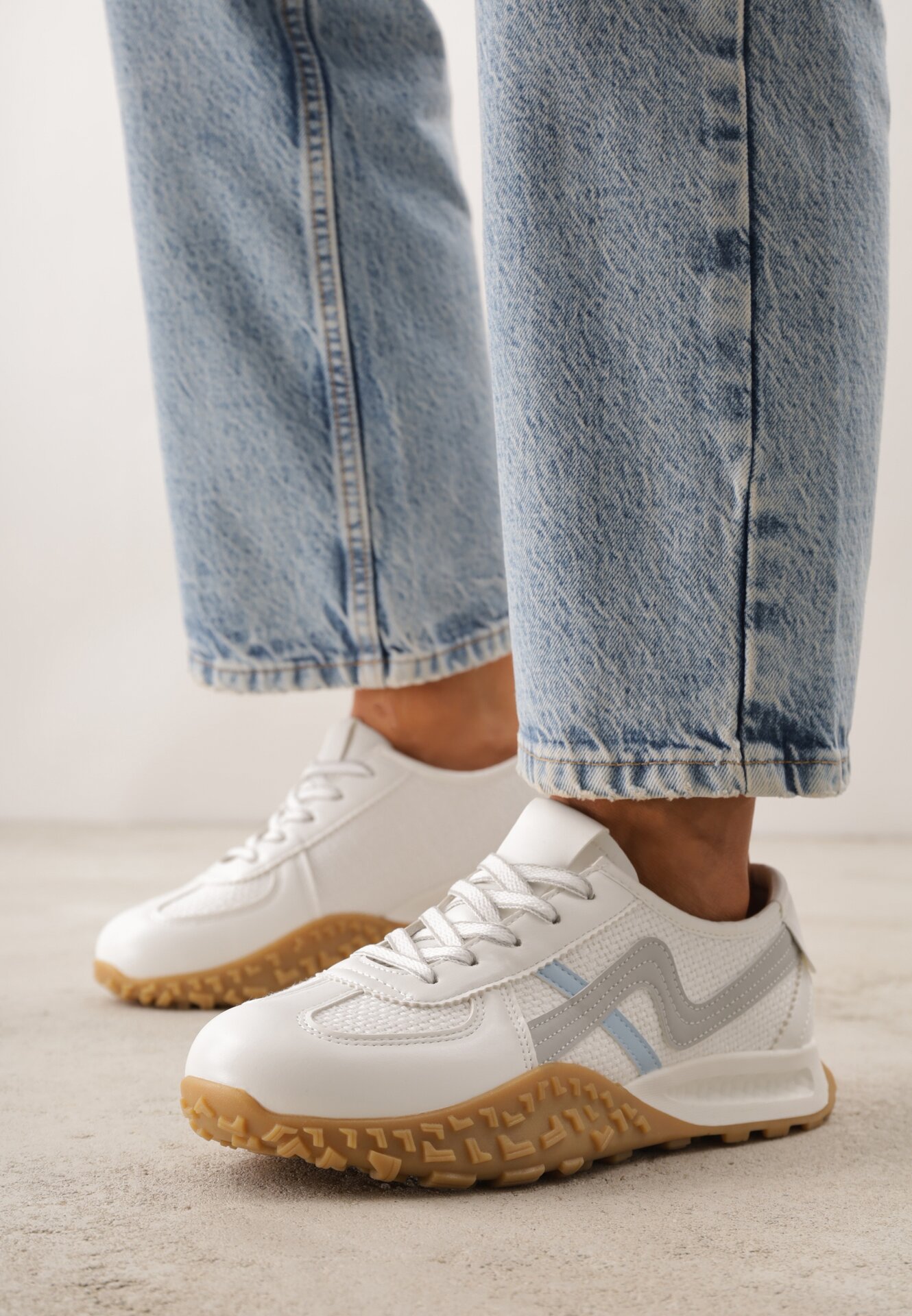 Sneakers Albi cu Talpă Abstractă cu Relief și Curele Decorative Emaliane