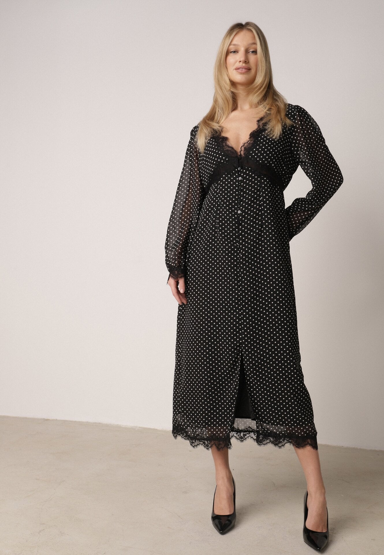 Rochie Neagră cu buline cu dantelă și mâneci transparente Hetiera