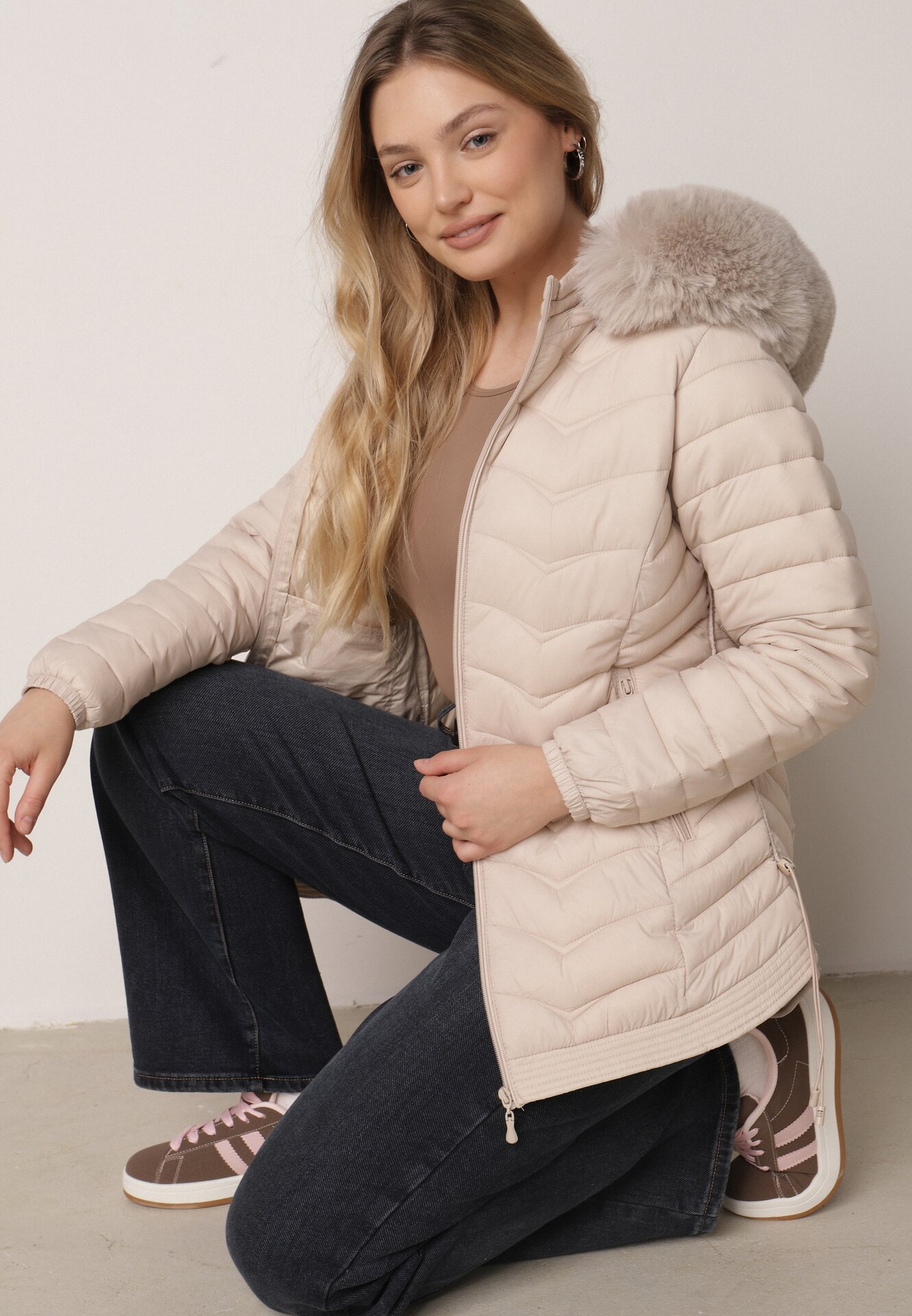 Geacă bej deschis matlasată de tranziție cu glugă și șnururi laterale Fezika