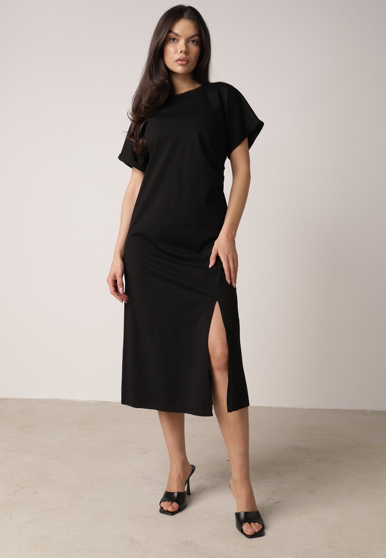 Rochie Neagră cu croială evazată, cu încrețituri și despicătură Zinnariae