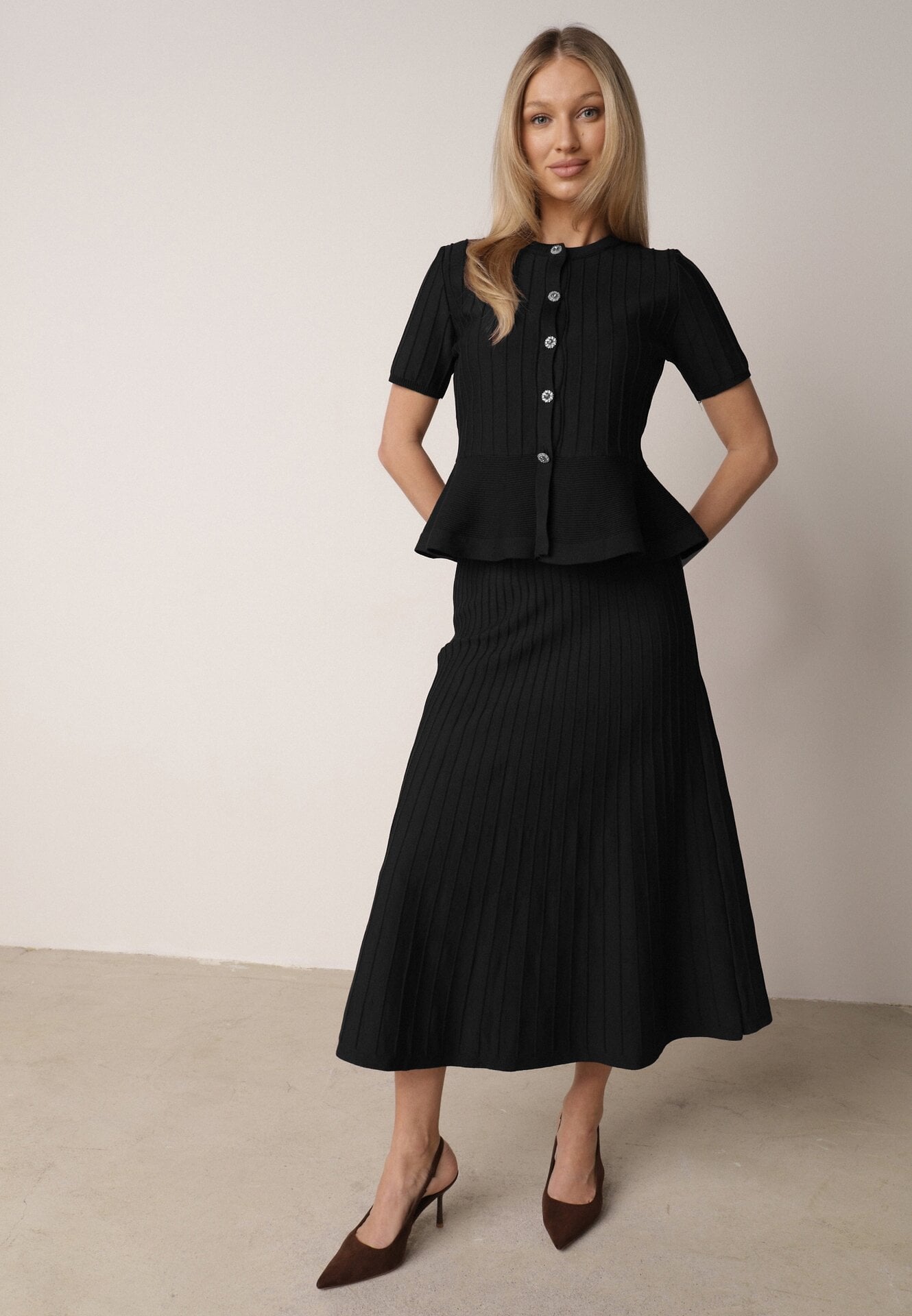 Complect Negru cu Viscoză Fustă Cloș și Bluză cu Bască Adrimala