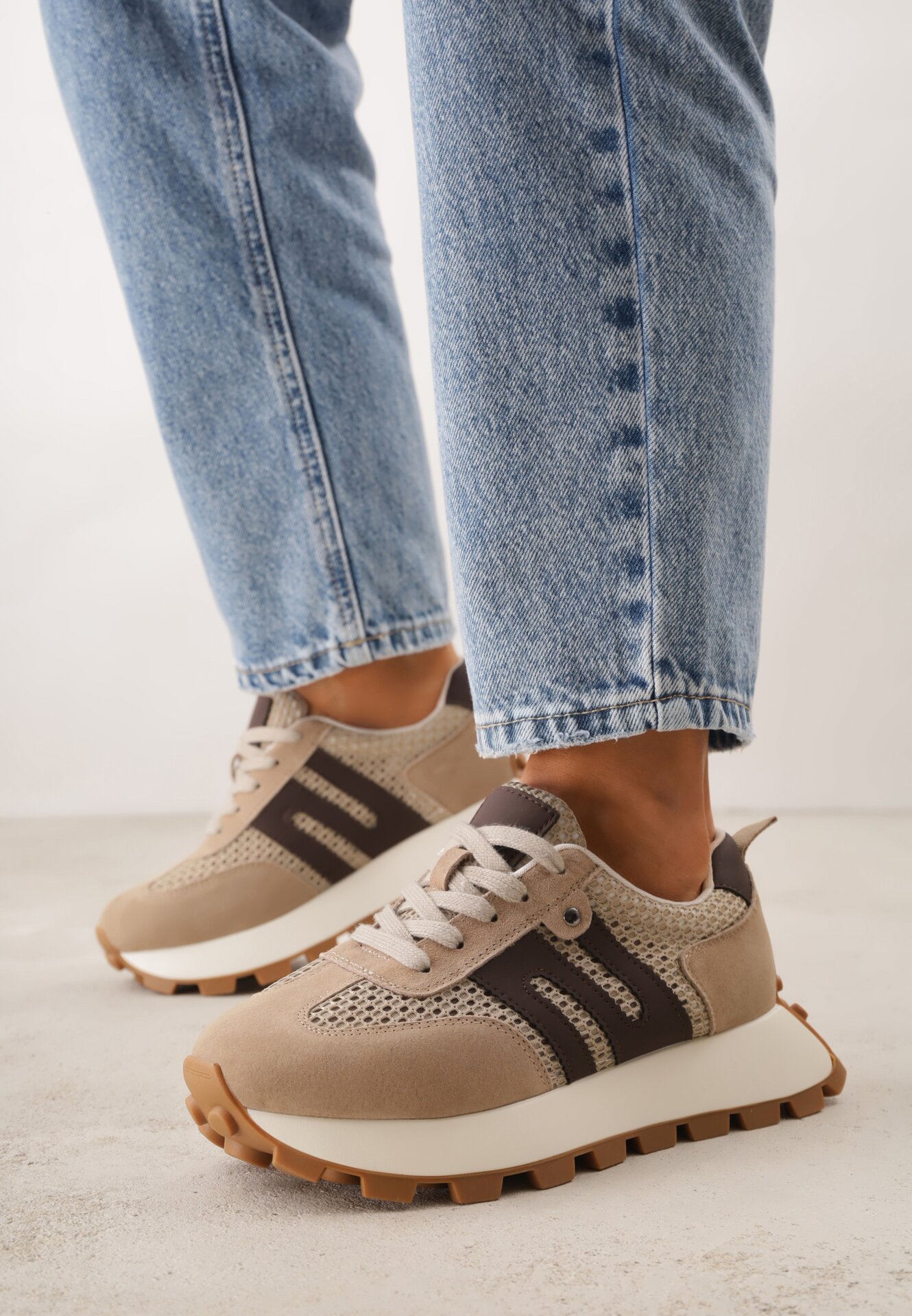 Sneakersy Bej din Piele Întoarsă Naturală cu Talpă Groasă și Barete Decorative Vetiera