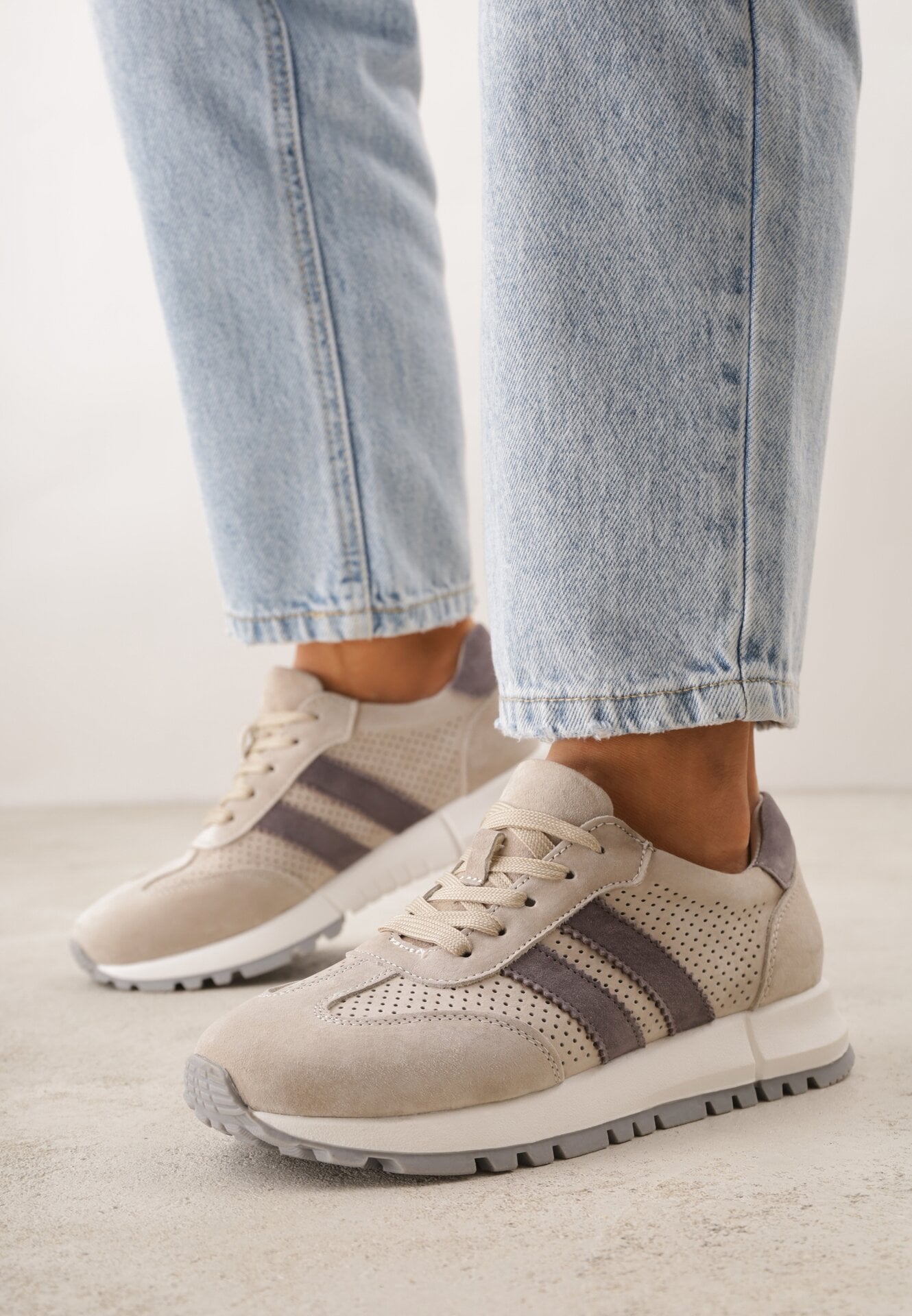 Adidași de piele întoarsă bej deschis decorați cu perforații și benzi Semielle