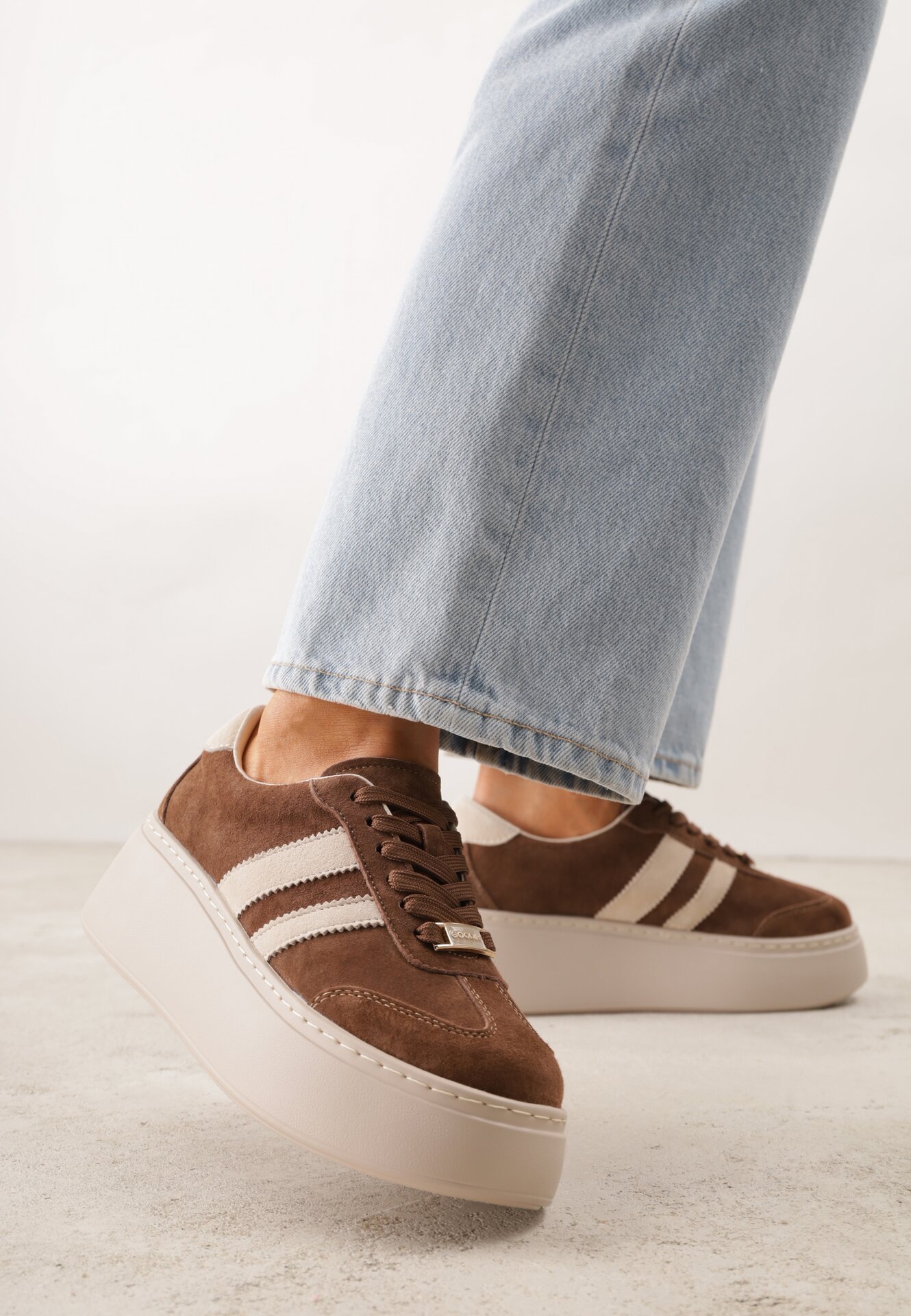 Sneakers din piele maro, cu talpă groasă și model geometric Rivimi