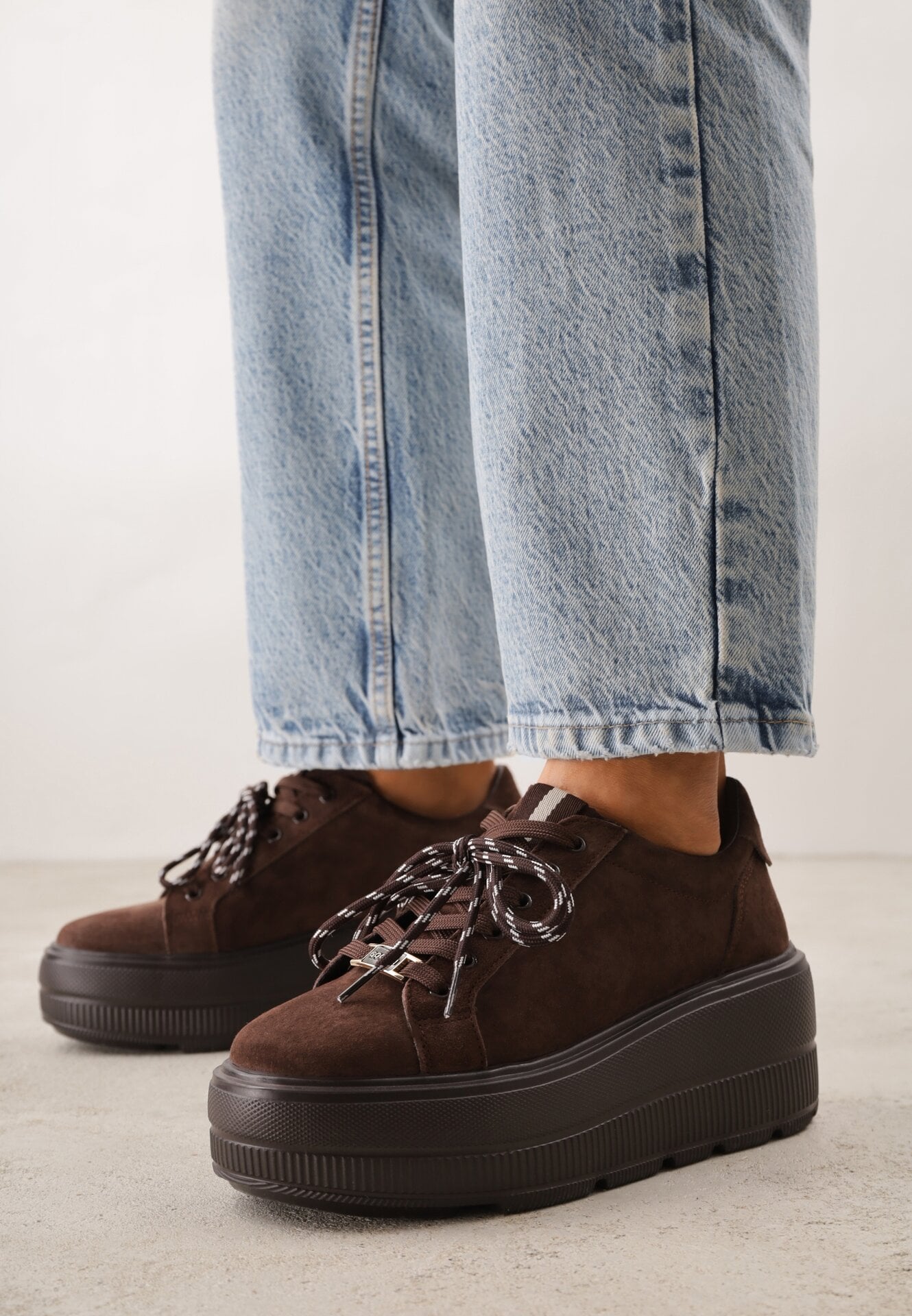 Sneakerși Maro din Piele Întoarsă cu Talpă Groasă și Șireturi în Dungi Vetida