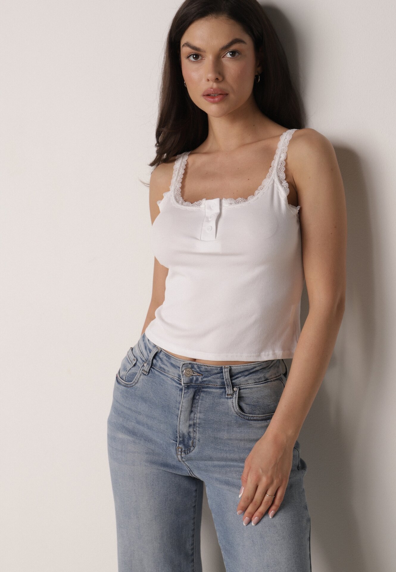 Top Alb din Bumbac Decorat cu Nasturi și Dantelă la Decolteu Beralie
