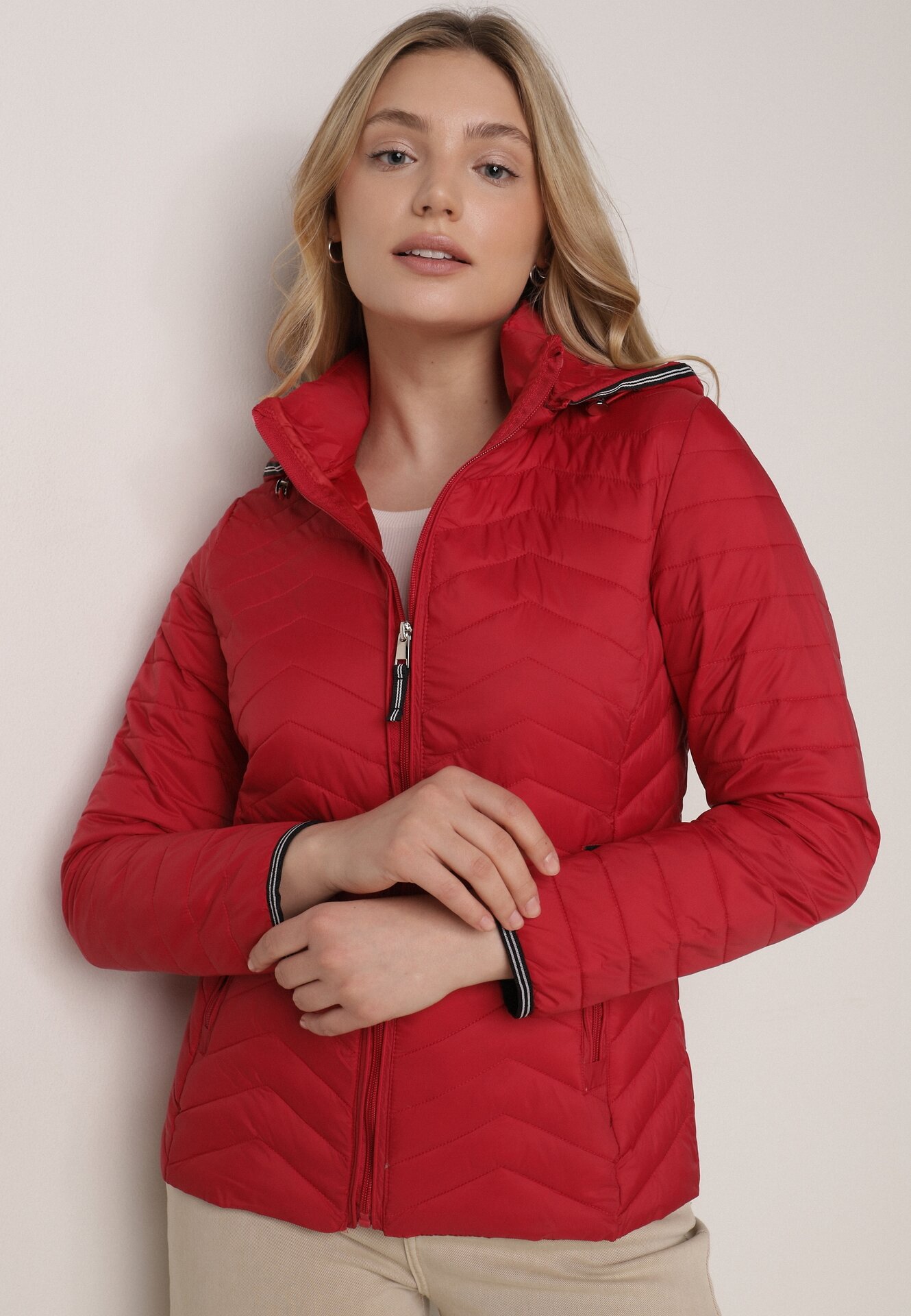Jachetă de tranziție roșie matlasată cu tivuială decorativă la glugă Tidorna